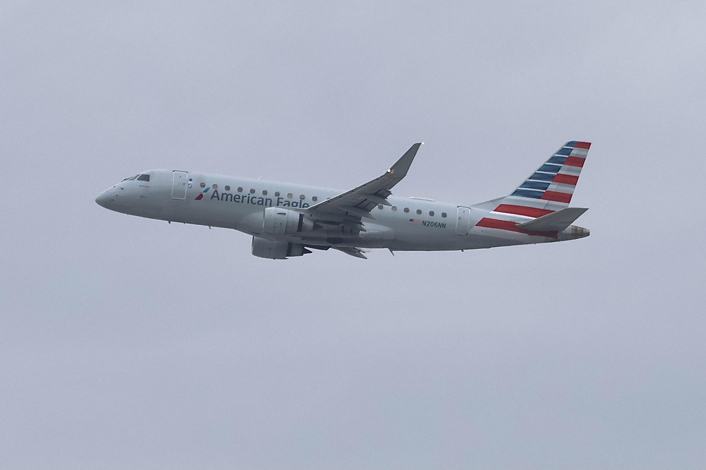 N206NN @ KORD - E75L Envoy / American Eagle Embrarer ERJ-170-200LR N206NN departing 28R KORD - by MarkKalfas