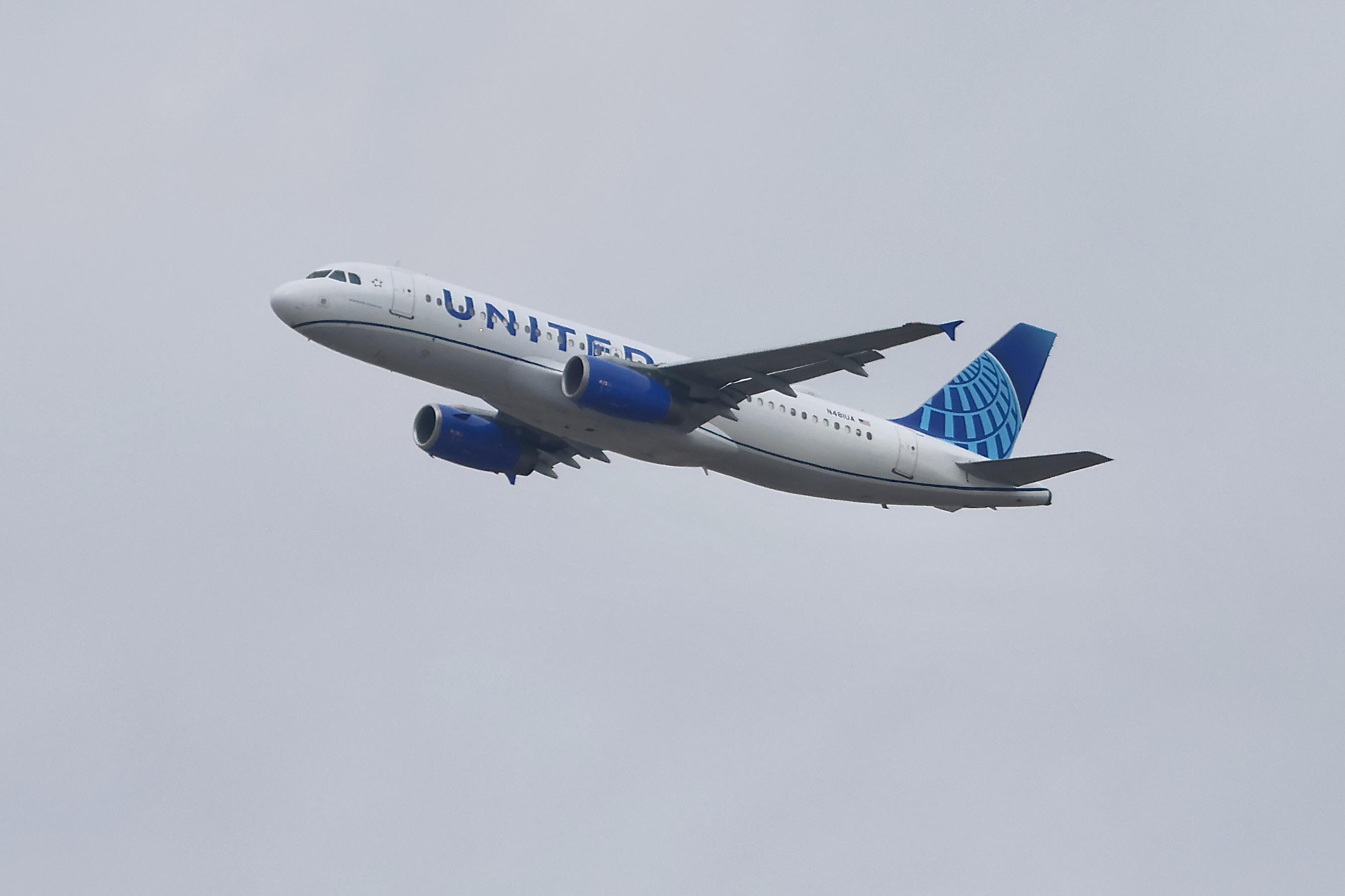 N481UA @ KORD - A320 United Airbus A320-232 N481UA departing 29R KORD - by MarkKalfas