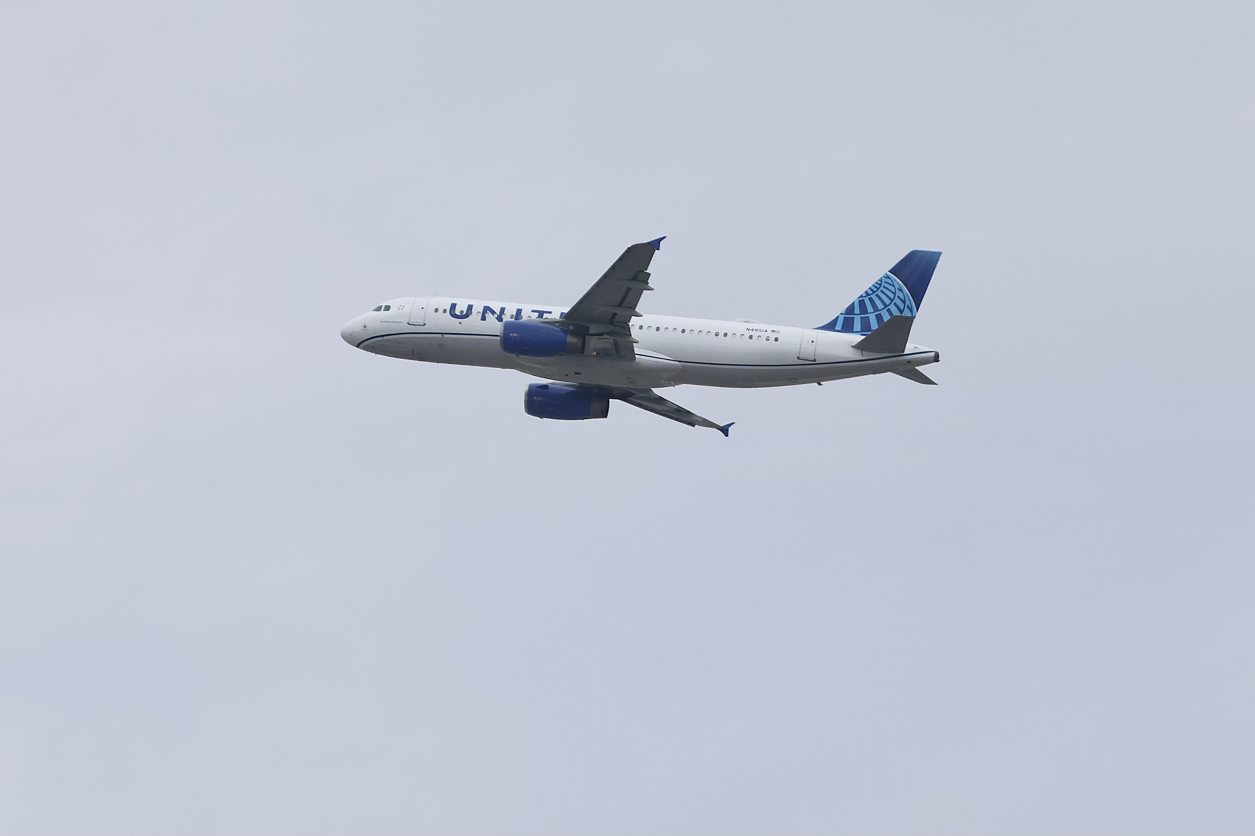 N481UA @ KORD - A320 United Airbus A320-232 N481UA departing 29R KORD - by MarkKalfas
