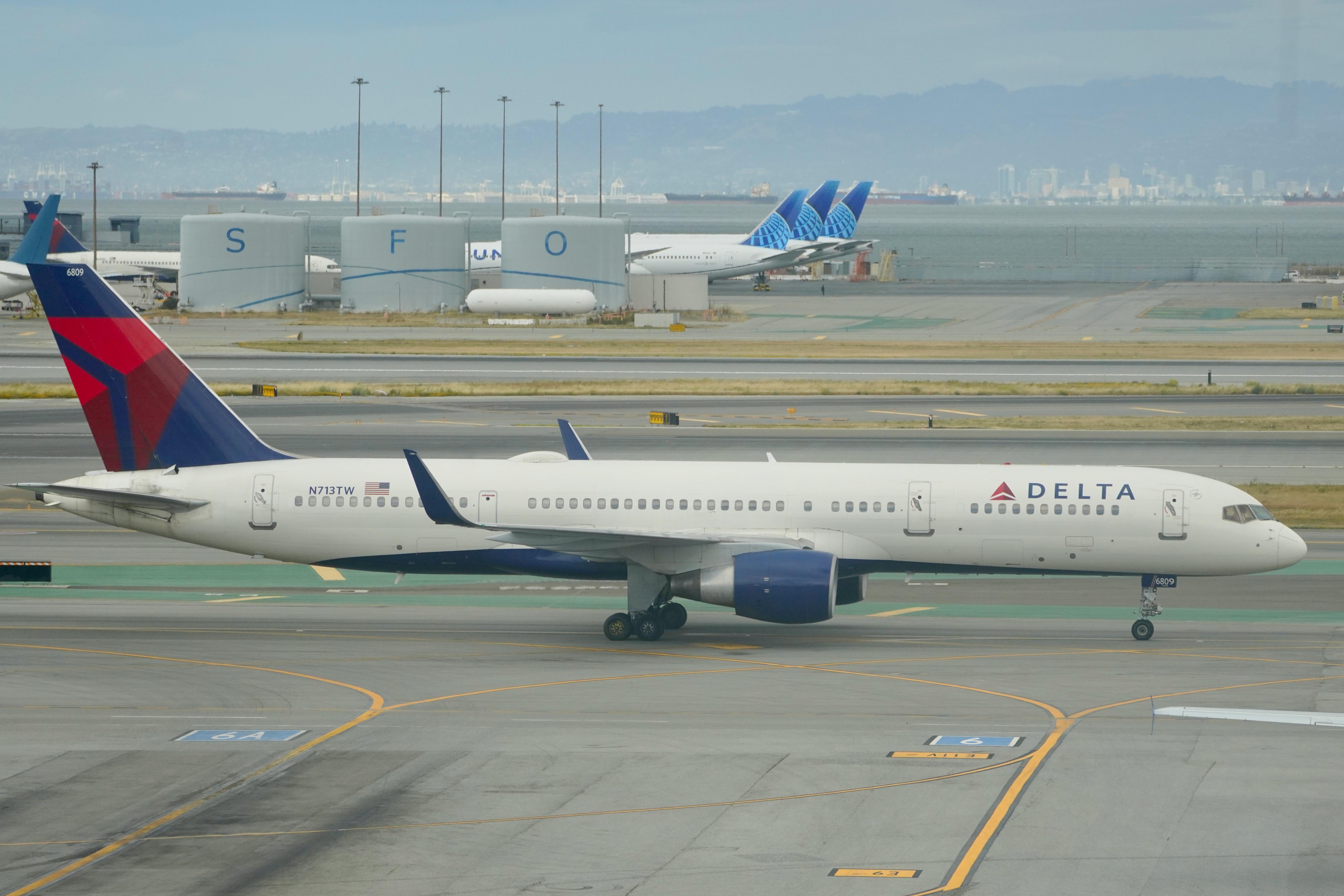 N713TW @ SFO - Sky Terrace SFO 2026.  - by ClaytonEddy