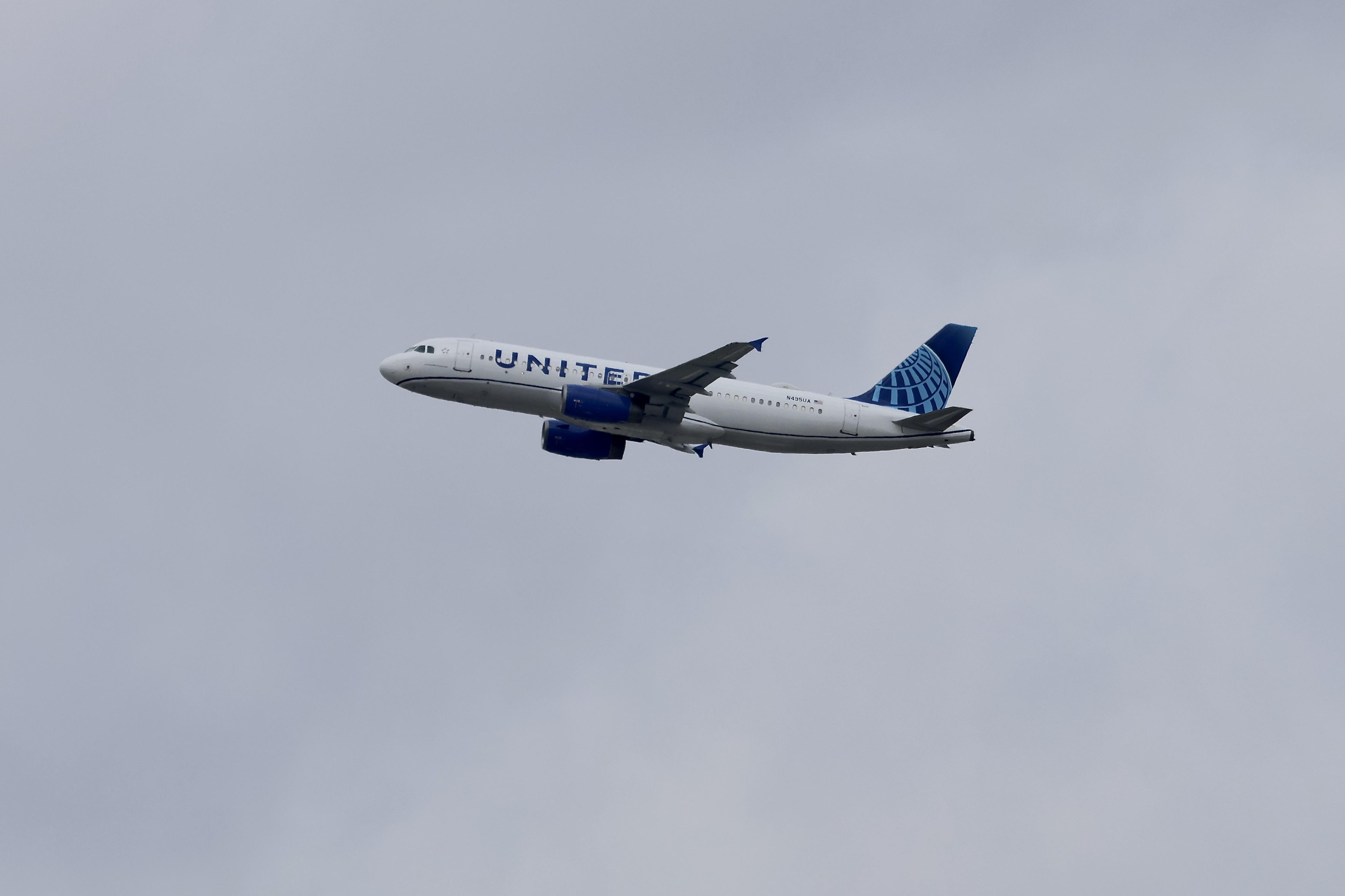 N495UA @ KORD - A320 United Airlines Airbus A320-232 N495UA departing 28R KORD - by MarkKalfas