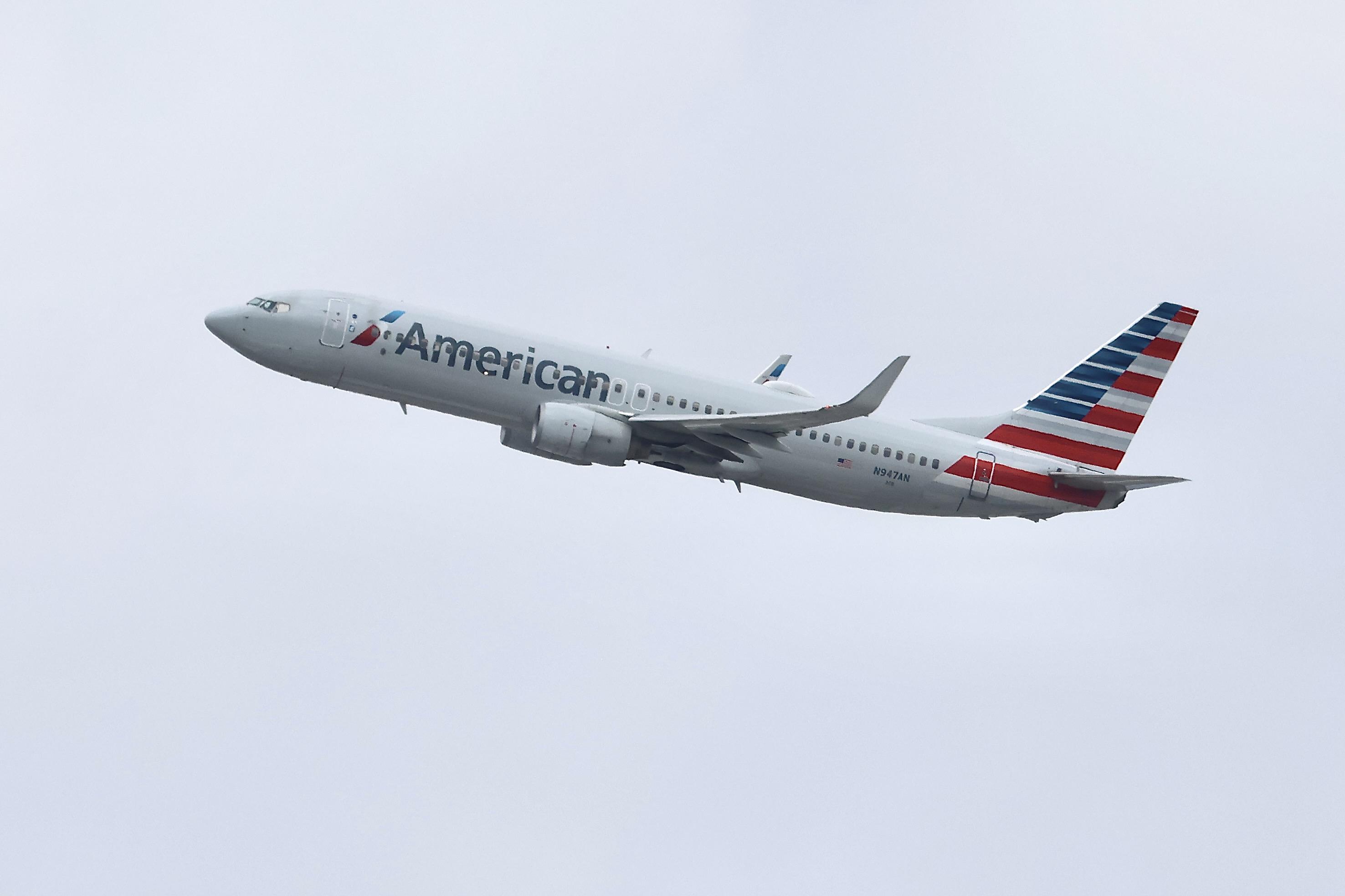 N947AN @ KORD - B738 American Airlines Boeing 737-823 N947AN departing 28R KORD - by MarkKalfas