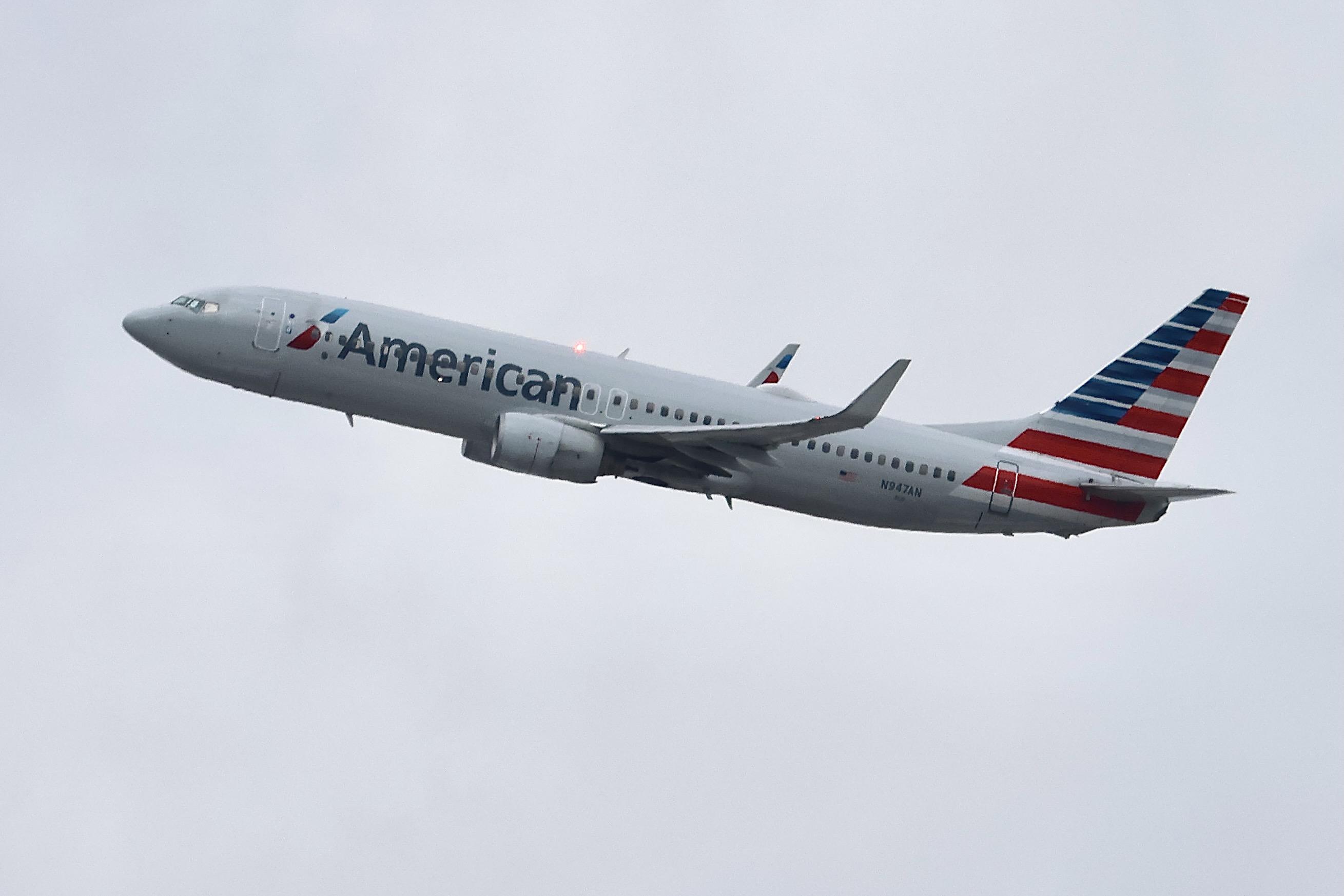 N947AN @ KORD - B738 American Airlines Boeing 737-823 N947AN departing 28R KORD - by MarkKalfas