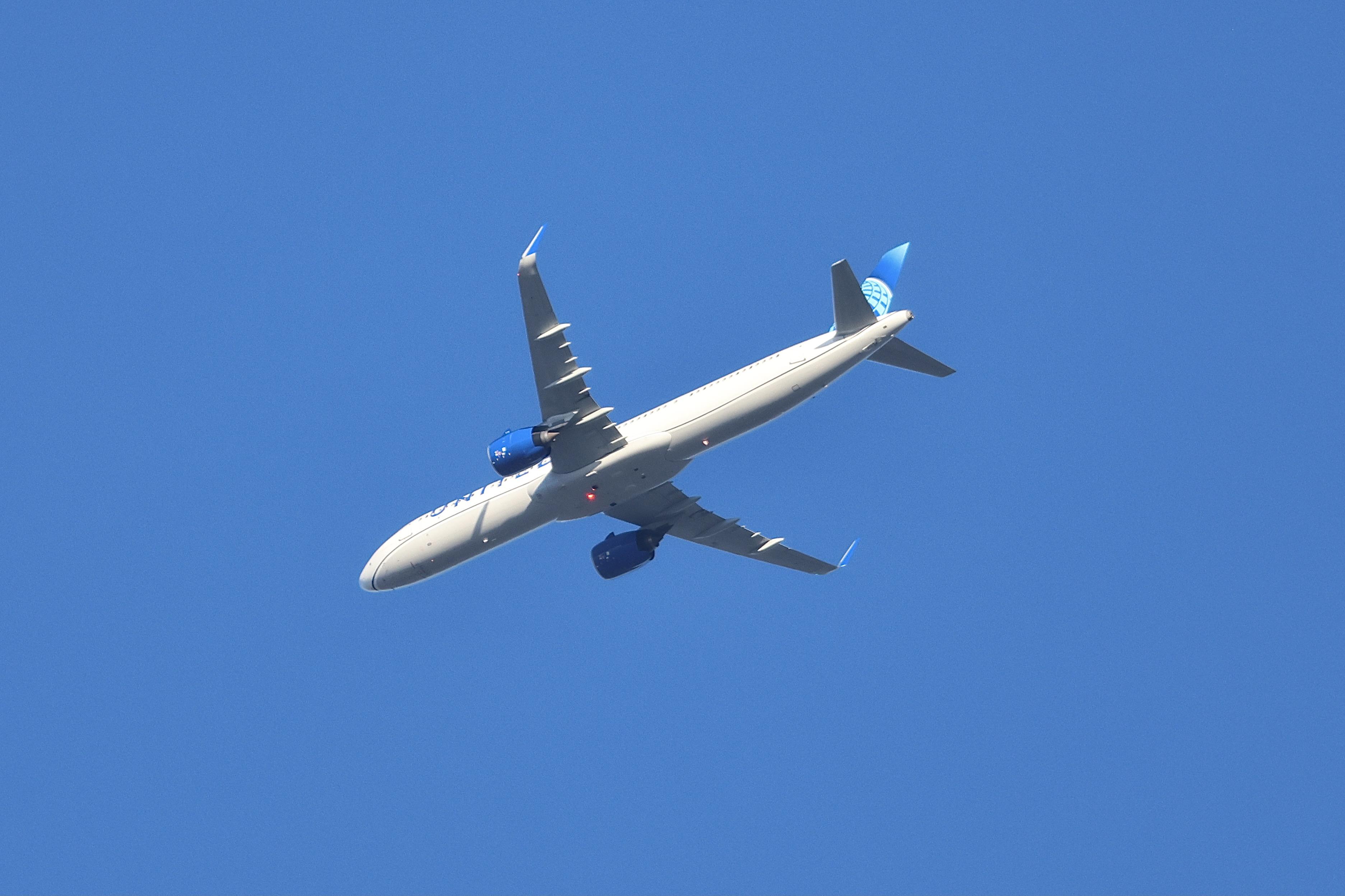 N24513 @ KORD - A21N United  Airbus A321- 271NX N24513, UA1023 DEN-ORD 6,800' Over KORD  - by MarkKalfas