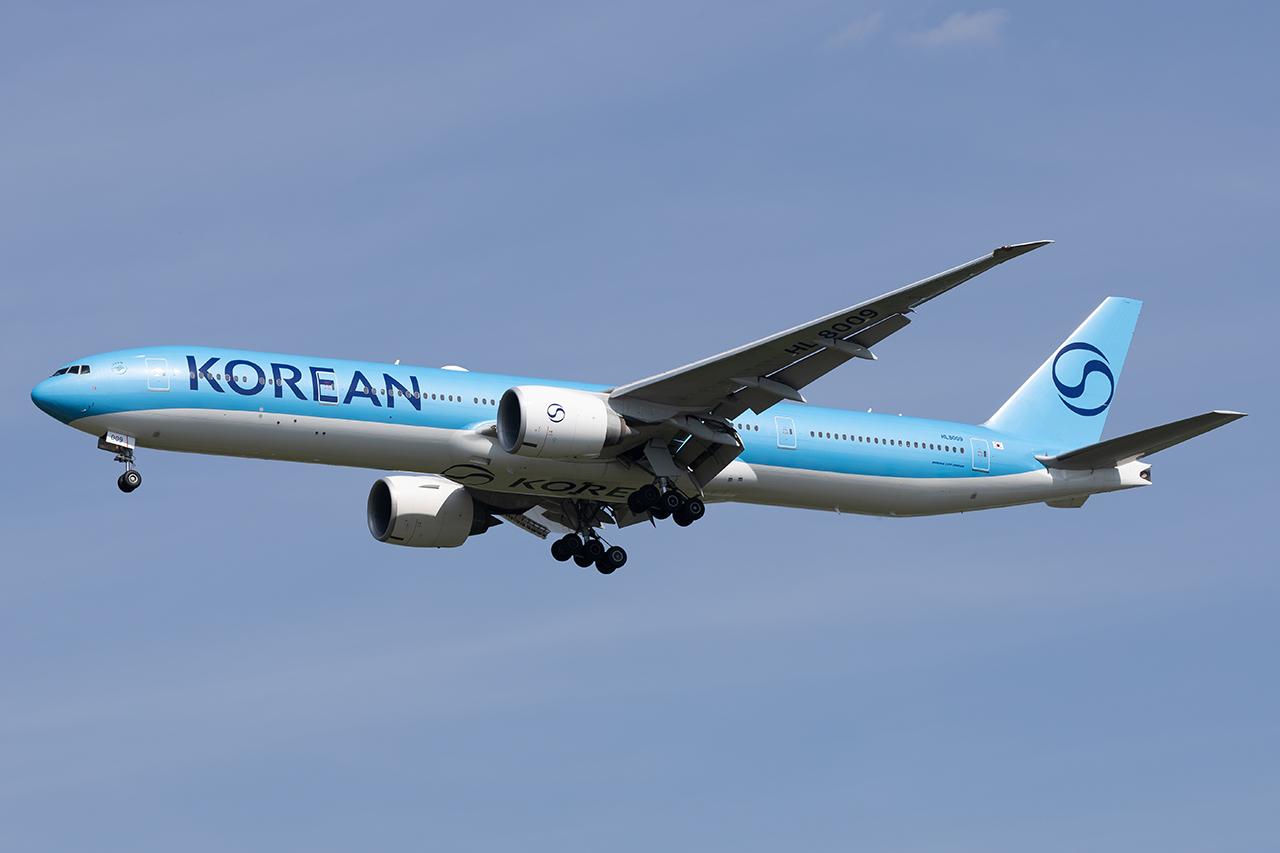 HL8009 @ LOWW - Korean Air 777-300 - by Andy Graf