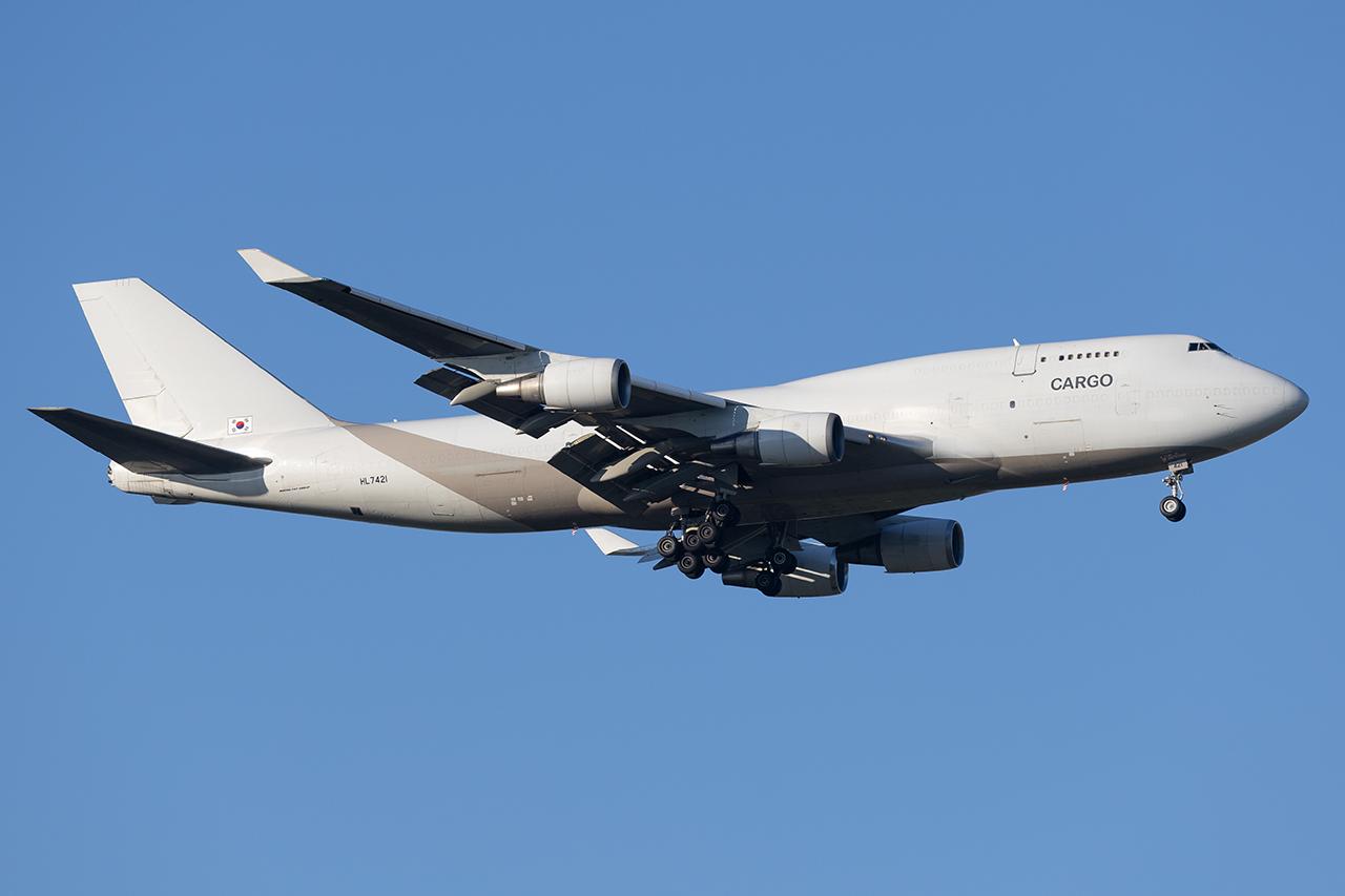 HL7421 @ LOWW - Air Zeta 747-400F - by Andy Graf