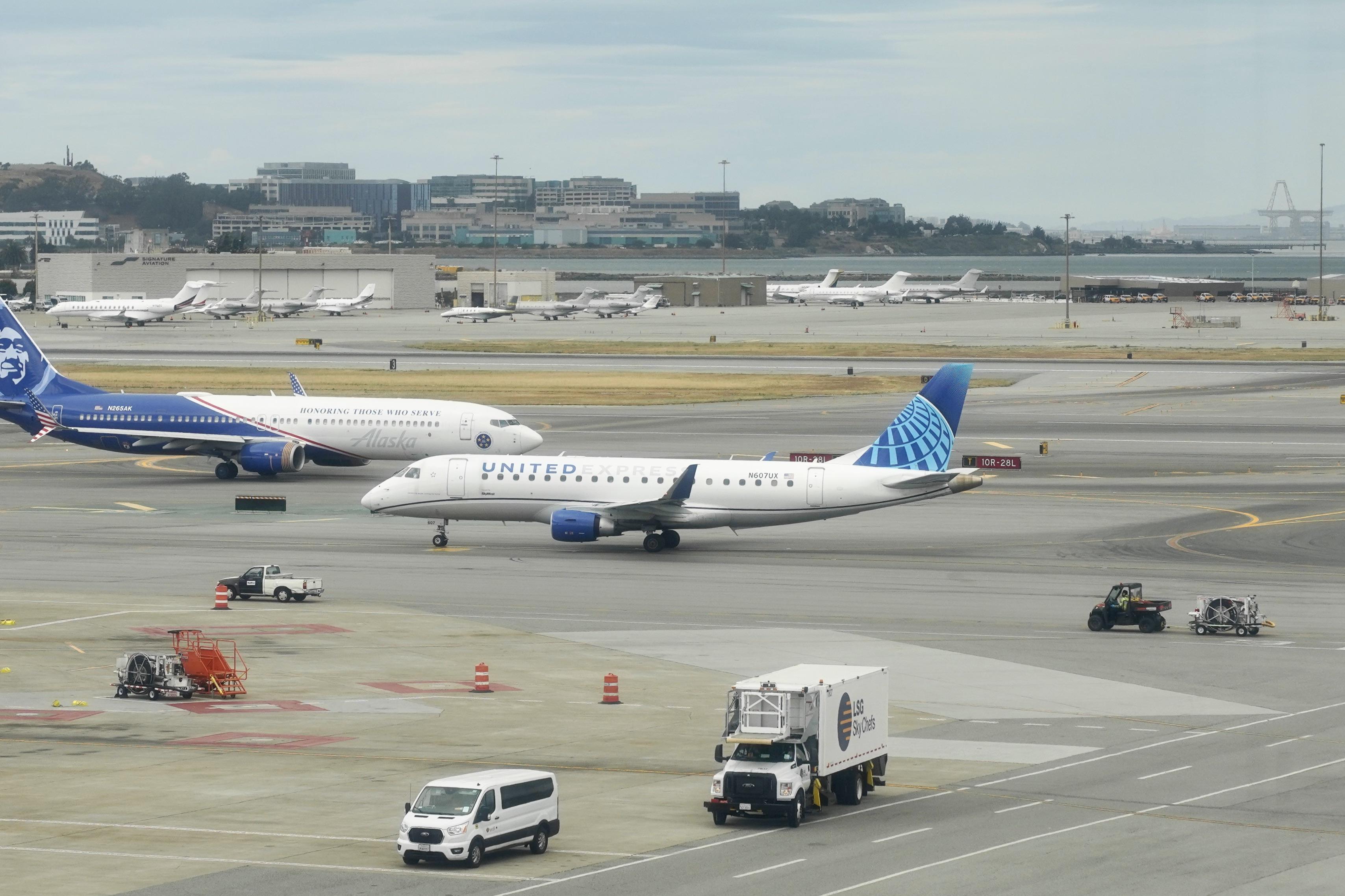 N607UX @ KSFO - Sky Terrace SFO 2026 - by ClaytonEddy