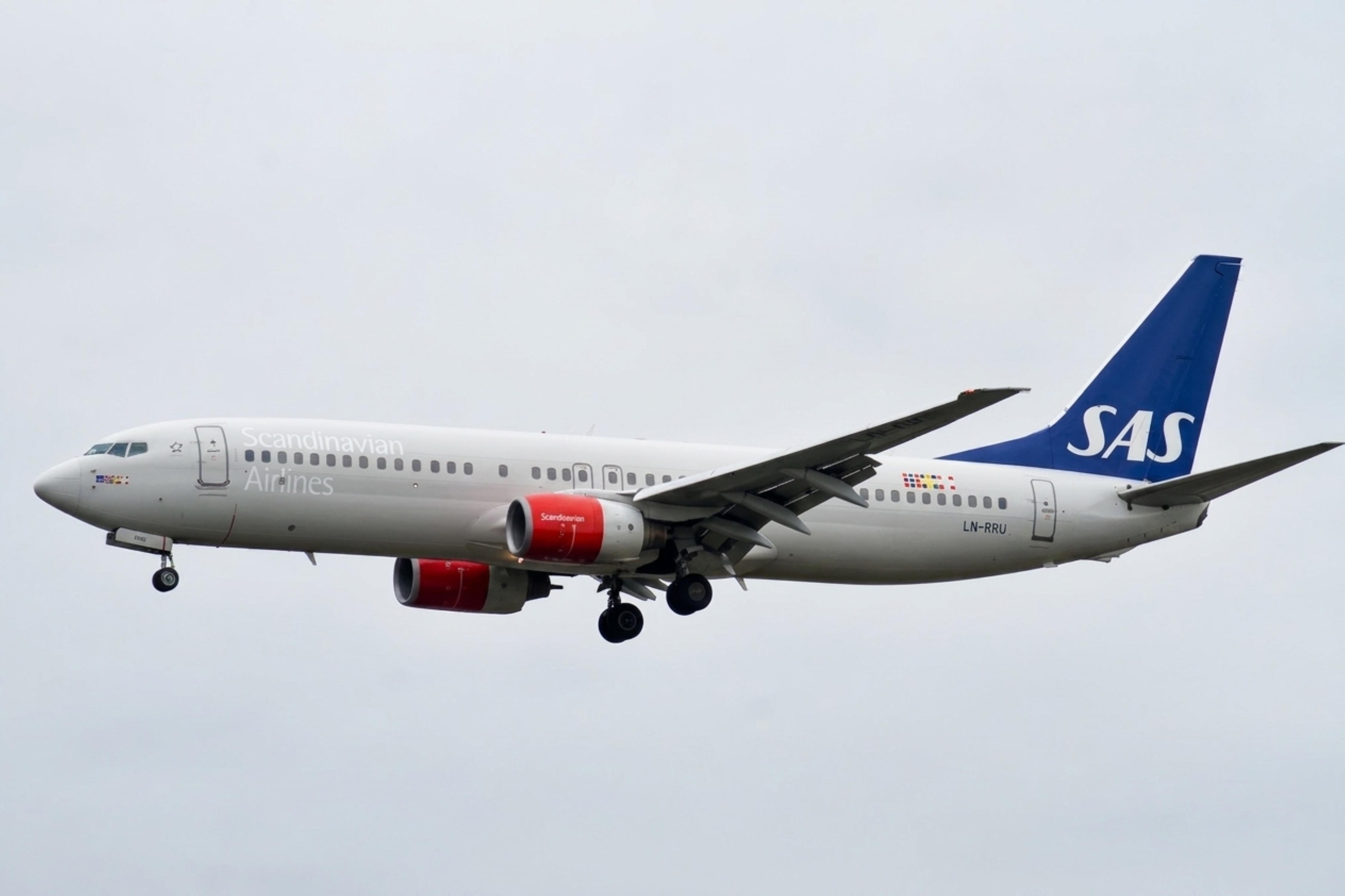 LN-RRU @ EGLL - LN-RRU 2001 B737-800 Bedfont LHR 
 - by PhilR