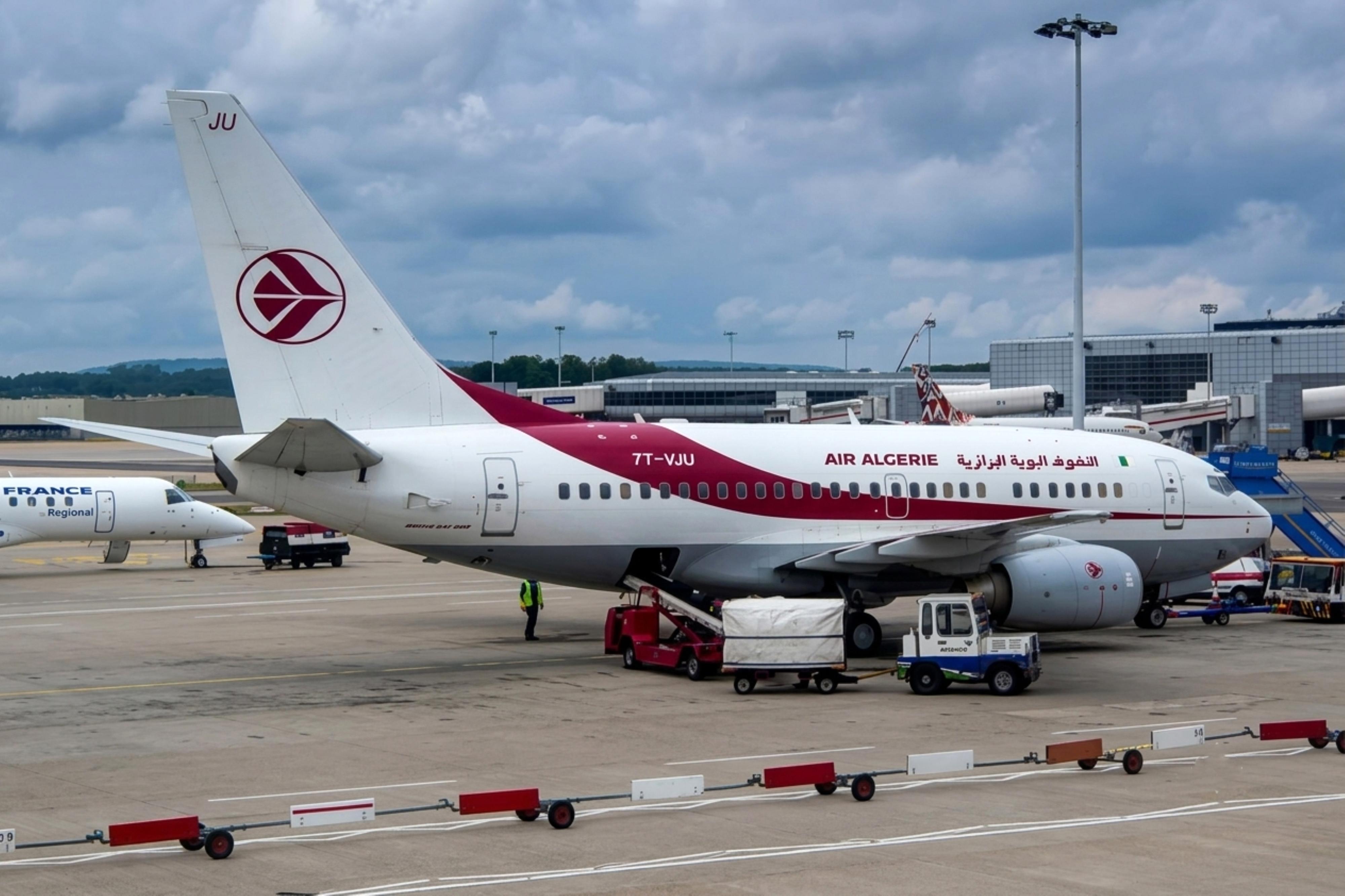 7T-VJU @ EGKK - 7T-VJU 2002 B737-400 Air Algerie LGW  - by PhilR