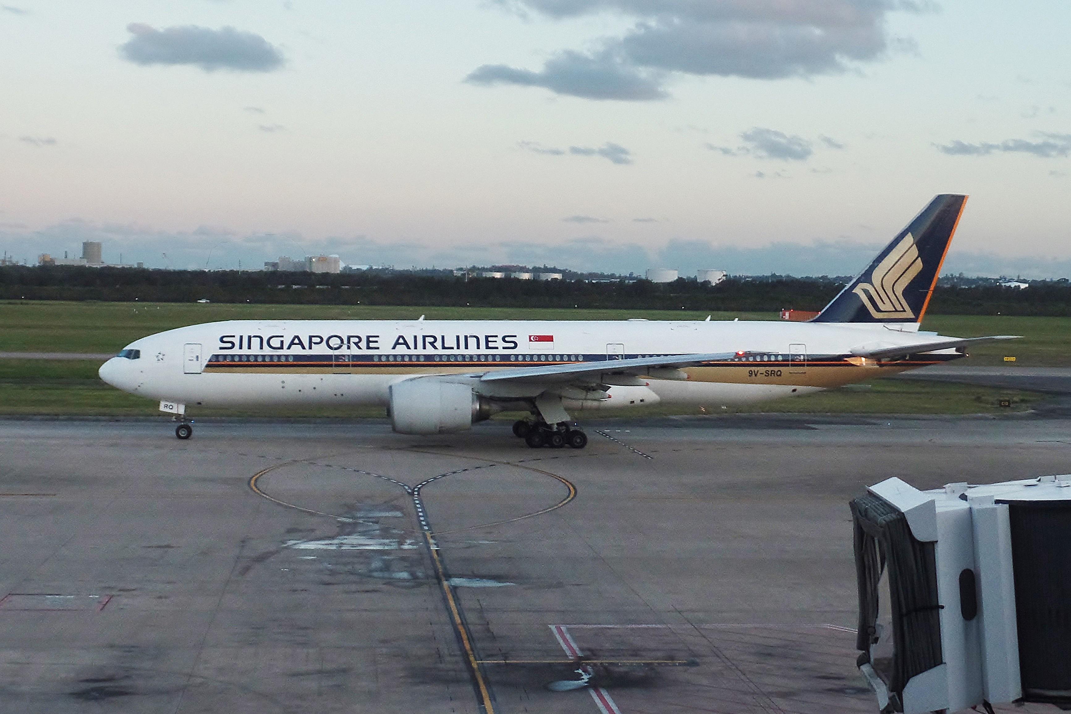 9V-SRQ @ YBBN - 9V-SRQ 2004 B777-200 SIA BNE 
 - by PhilR