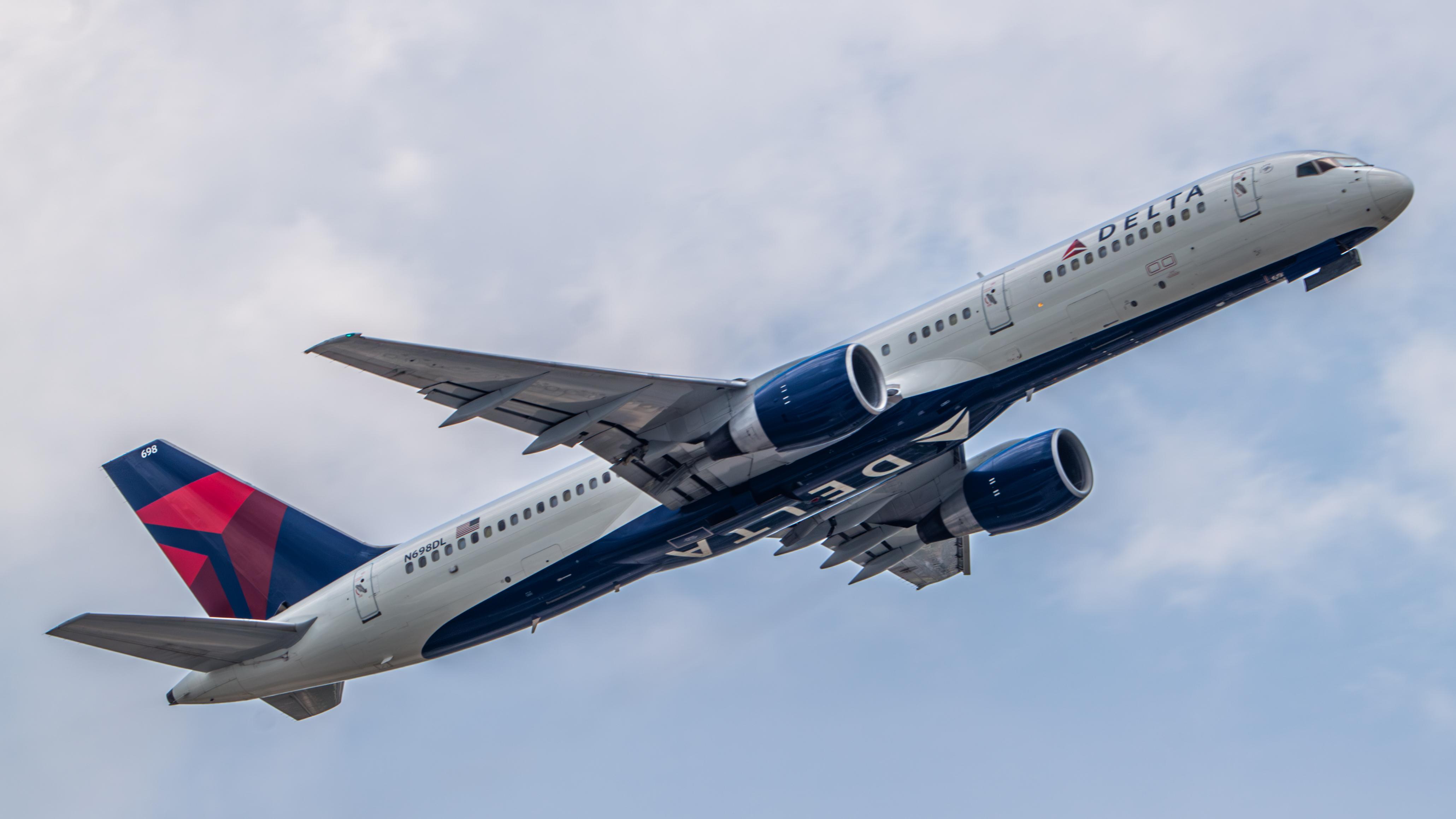 N698DL @ KATL - Delta 752 - by AviationLover50