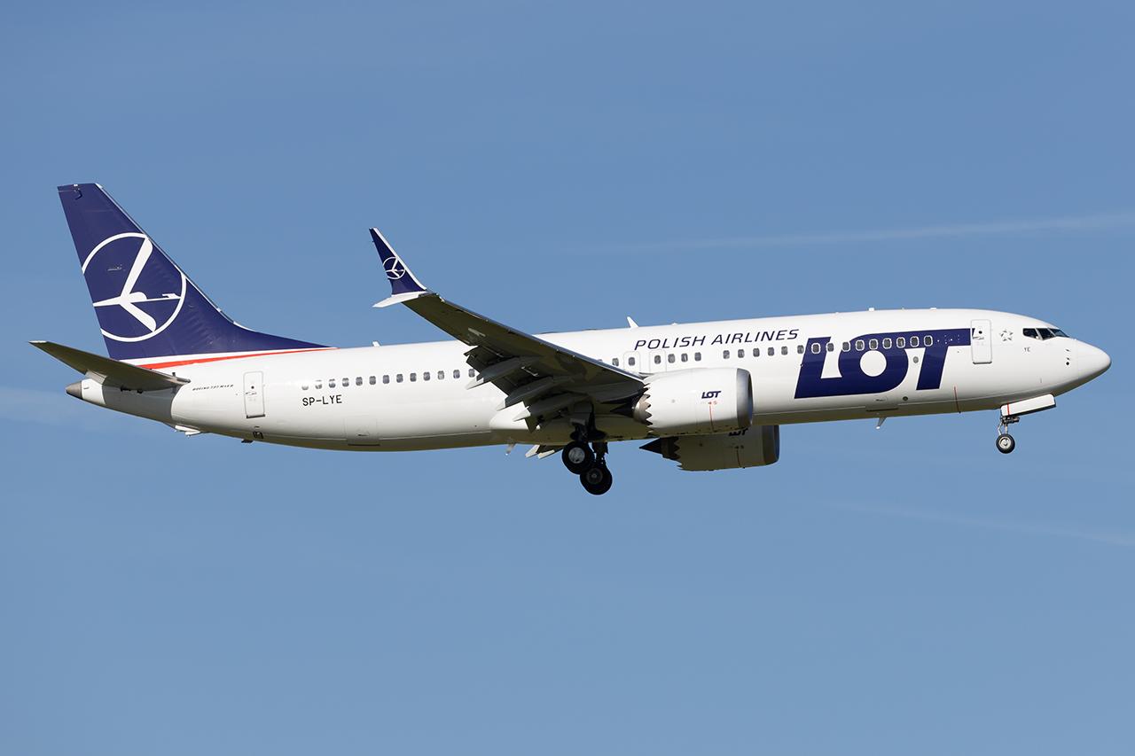 SP-LYE @ LOWW - LOT 7378 Max - by Andy Graf