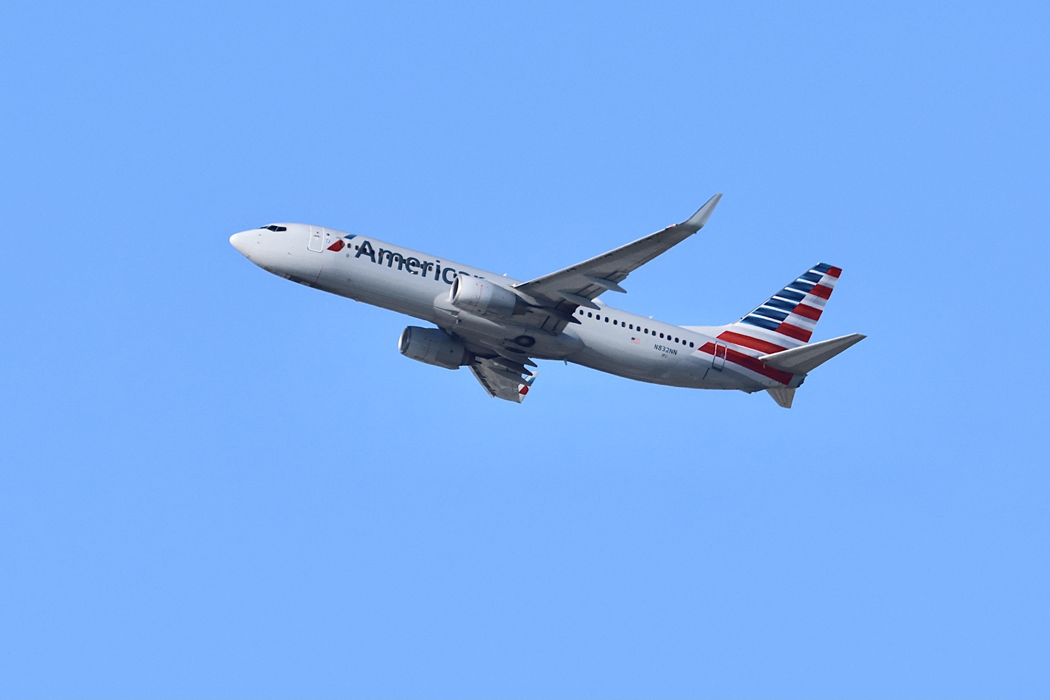 N832NN @ KORD - B738 American Airlines Boeing 737-823 N332NN departing 28R KORD - by MarkKalfas