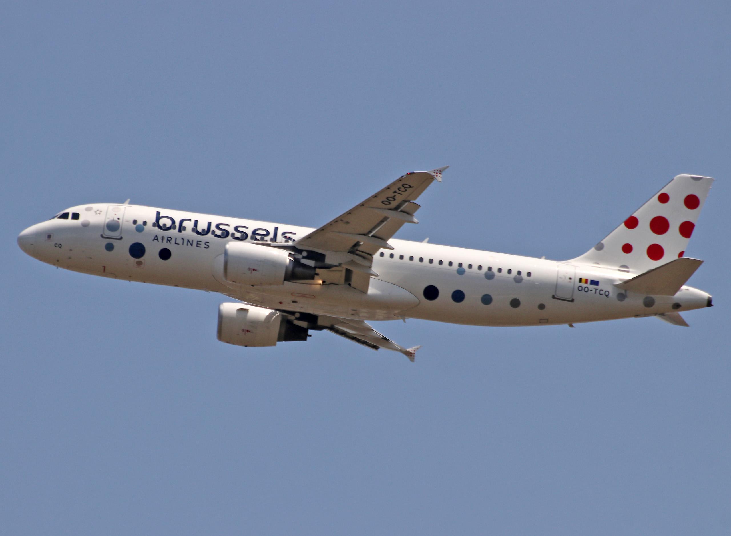 OO-TCQ @ LFBO - Climbing after take off from rwy 32R - by Shunn311