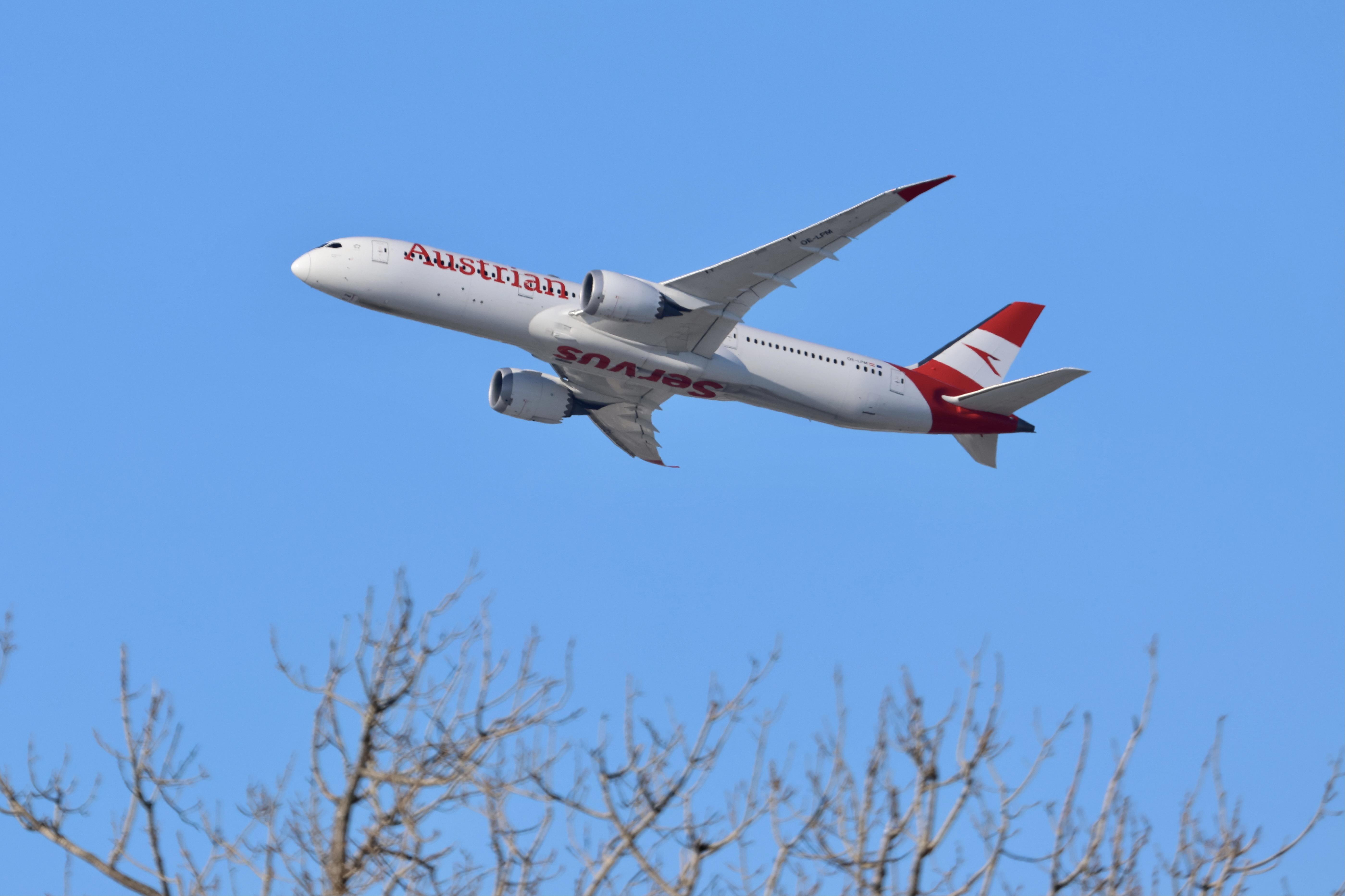 OE-LPM @ KORD - B789 AUSTRIAN Boeing 787-9 Dreamliner OE-LPM departing 28R KORD - by MarkKalfas