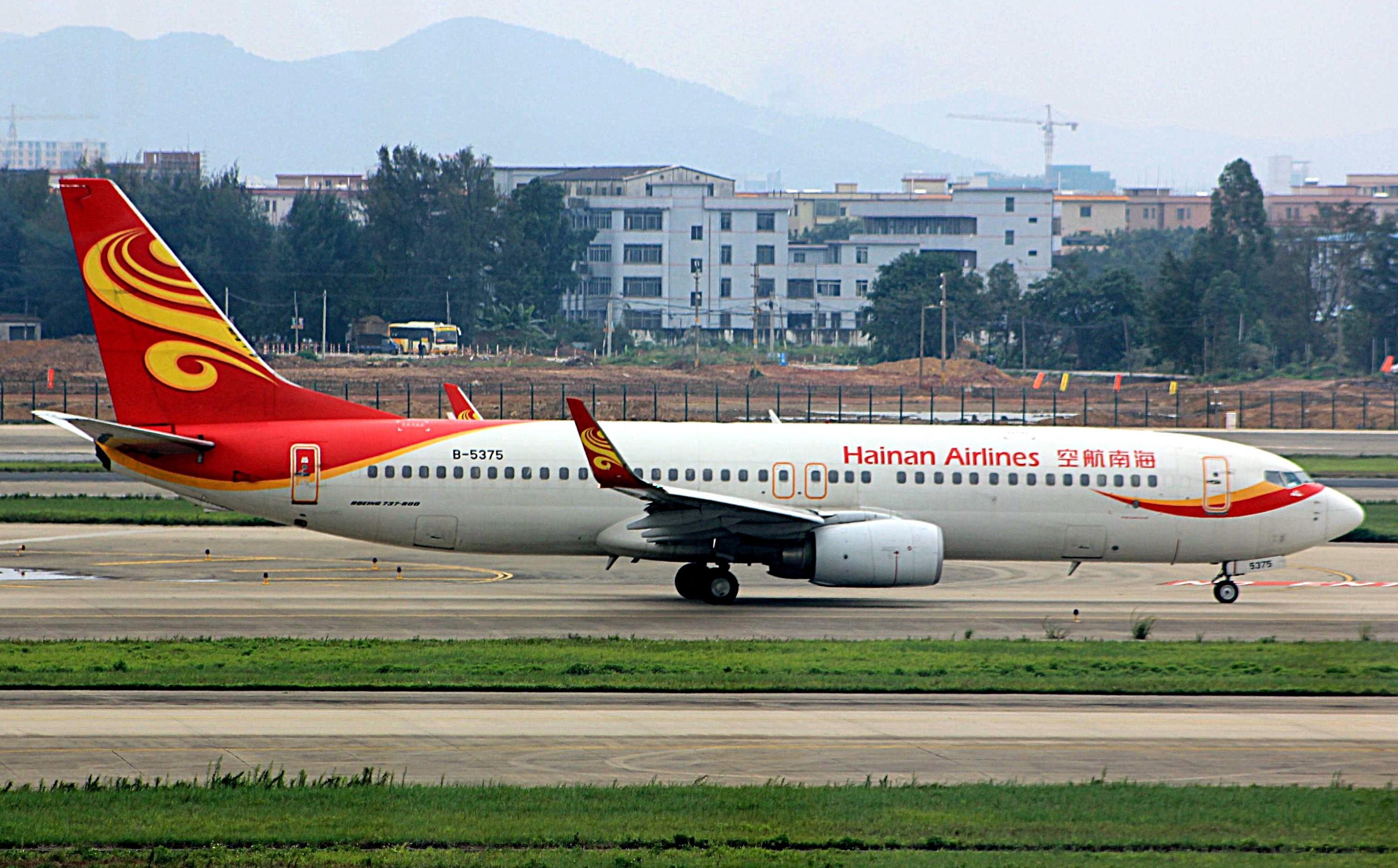B-5375 @ ZGGG - Hainan B-737 taxiing at Guangzhou, China - by ReinhardJost