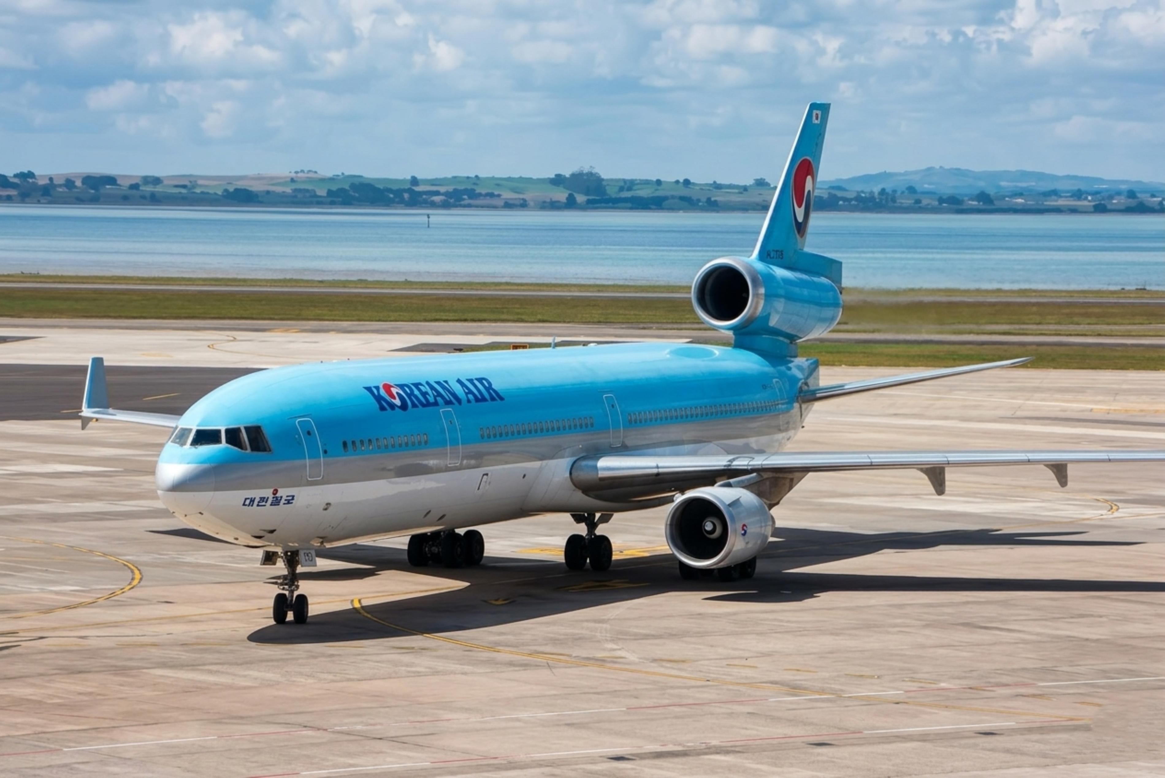 HL7375 @ NZAA - HL7375 1992 MD-11 Korean Airlines AKL  - by PhilR