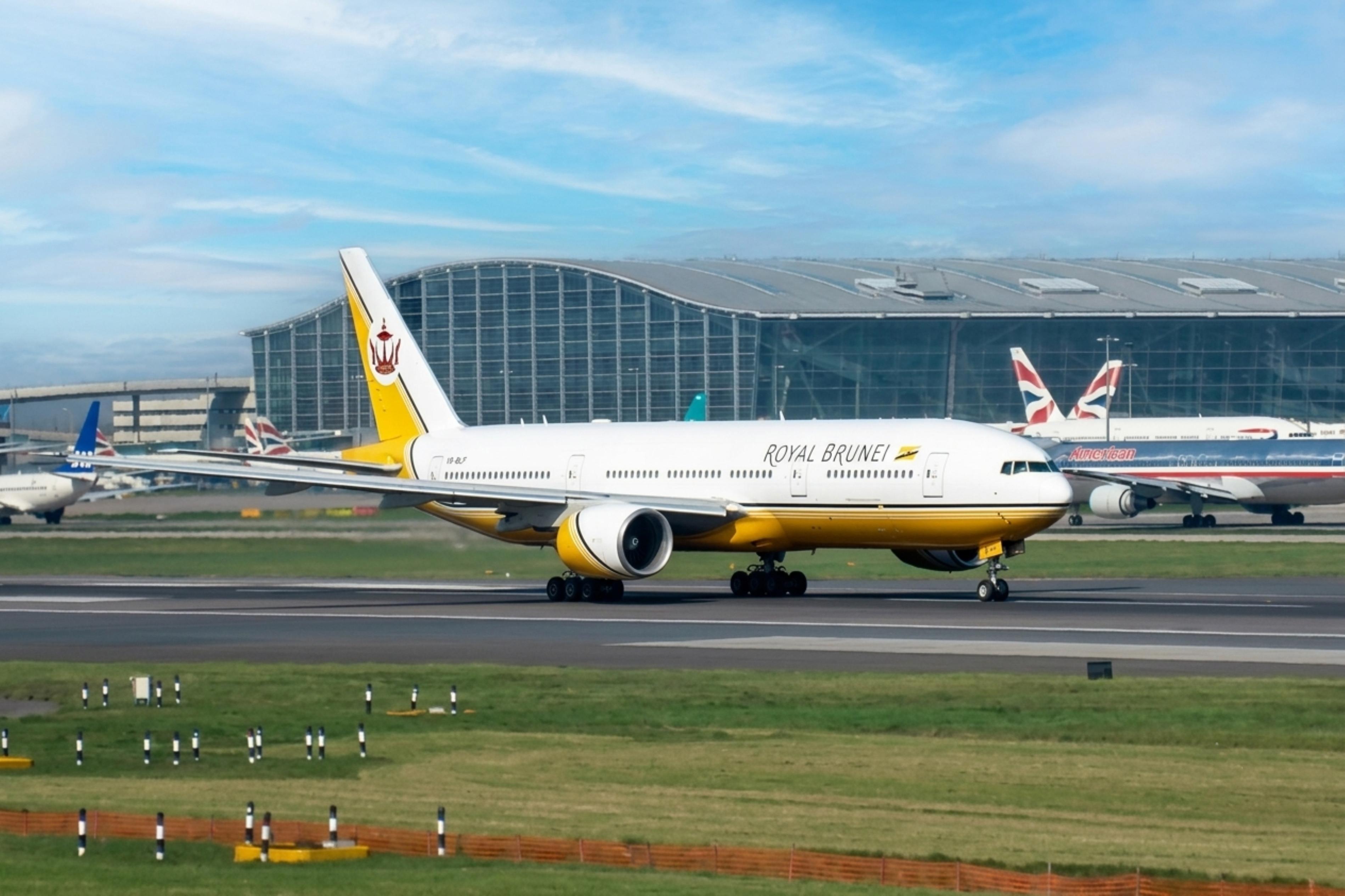 V8-BLF @ EGLL - V8-BLF 2001 B777-200 Royal Brunei LHR  - by PhilR