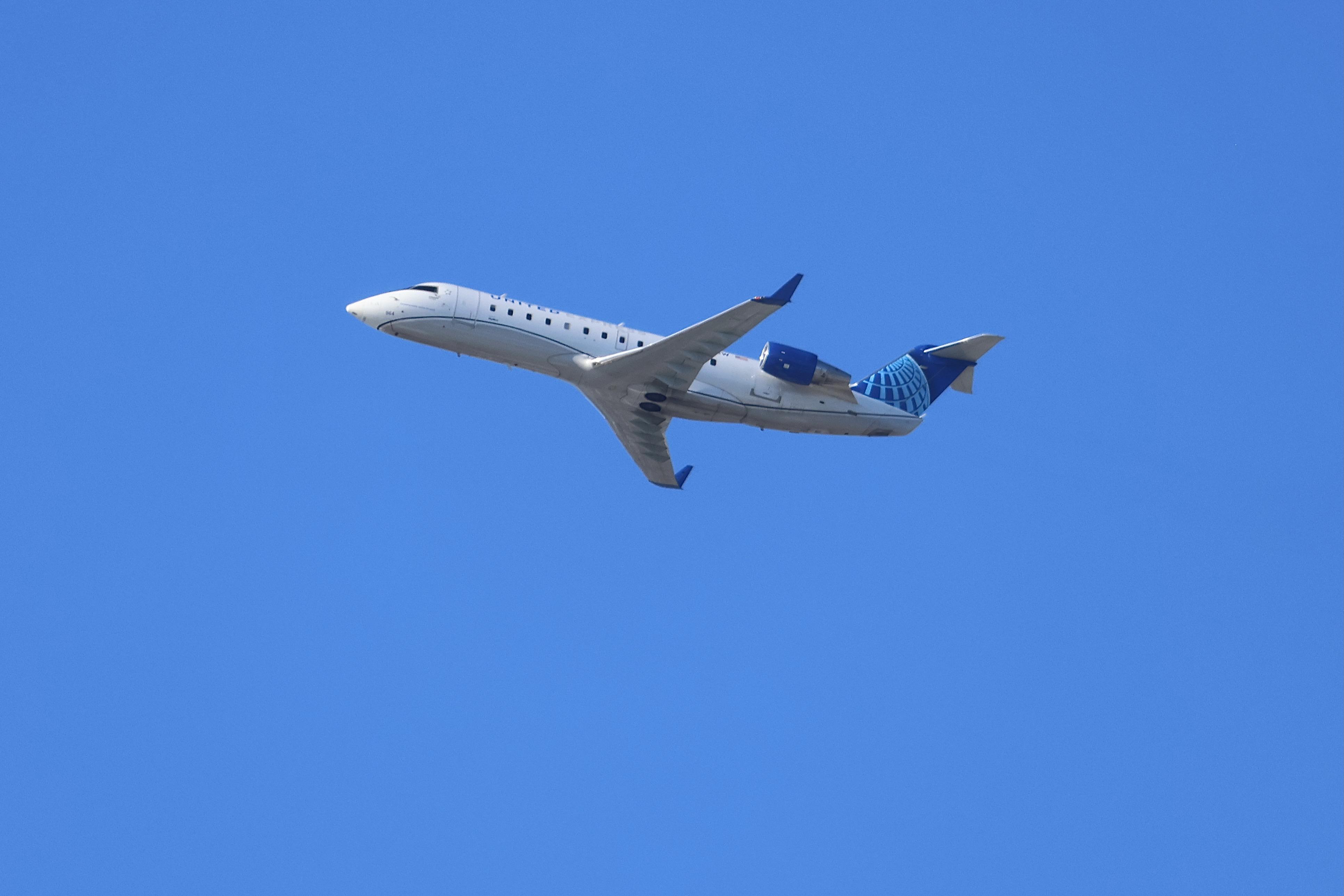 N964SW - CRJ2 SkyWest/United Express Bombardier CL-600-2B19 N964SW dearting 28R KORD - by MarkKalfas