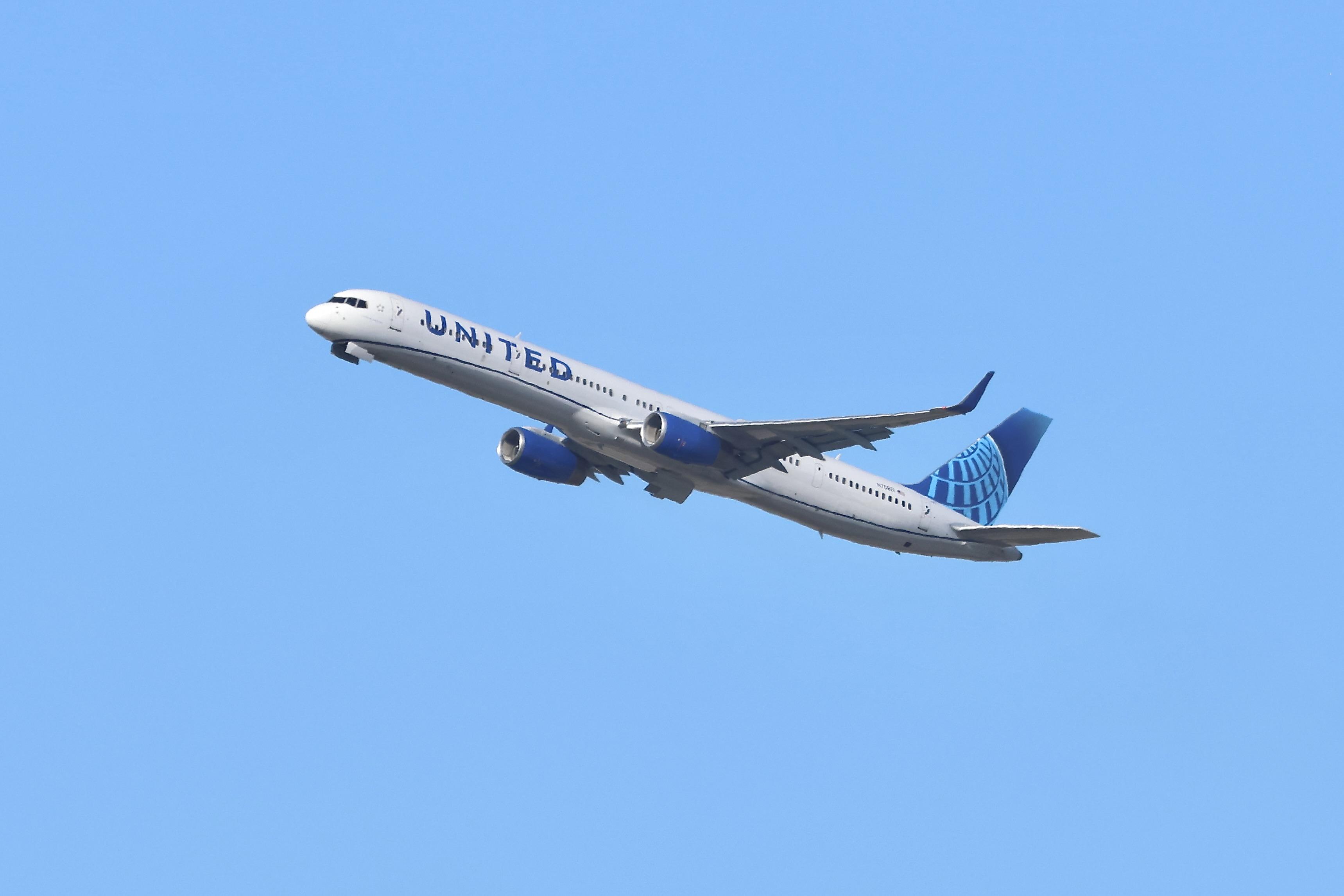 N75851 @ KORD - B753 United Boeing 757-324, N75851 departing 28R KORD - by MarkKalfas