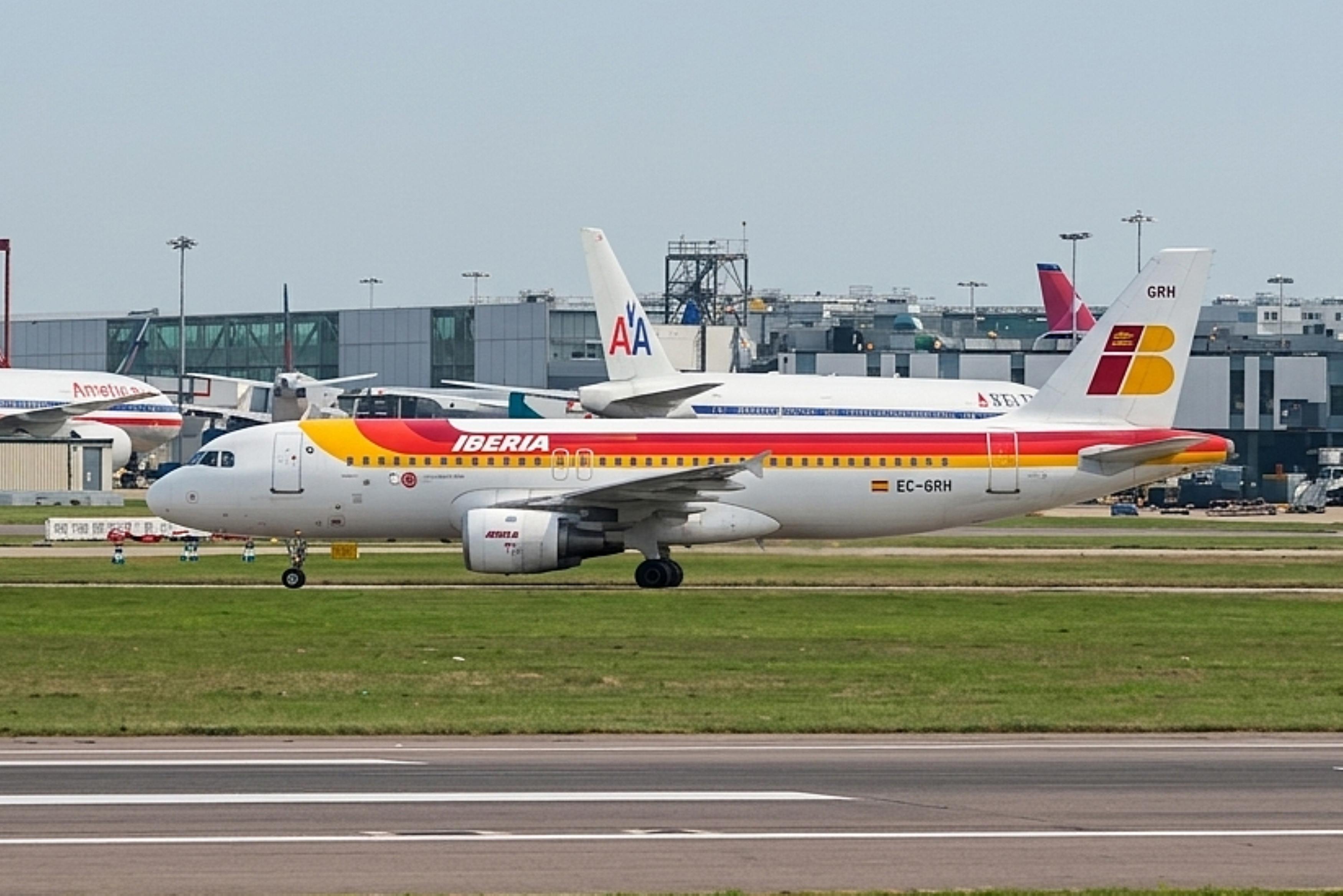 EC-GRH @ EGLL - EC-GRH 2002 A320-200 Iberia LHR 
 - by PhilR