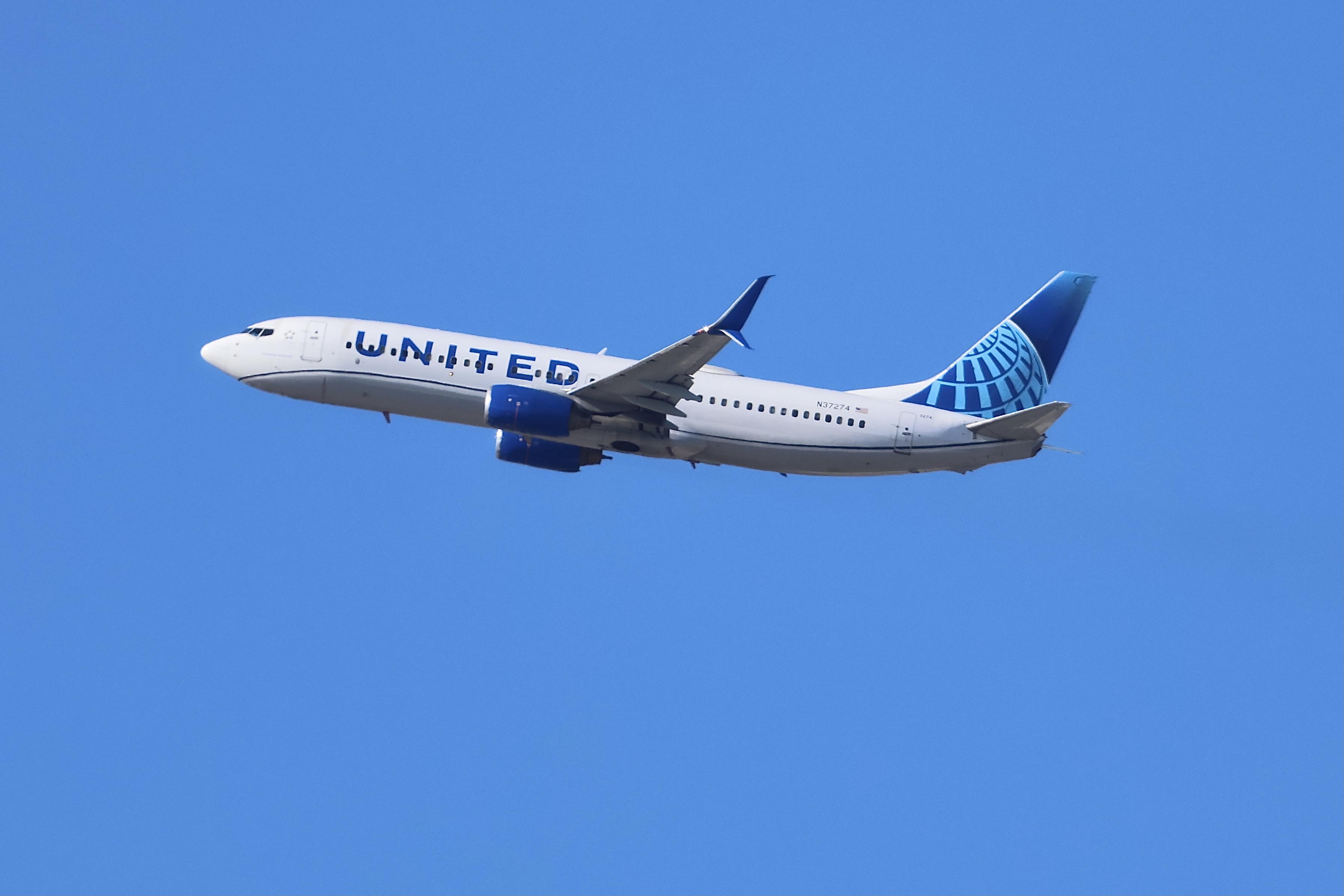 N37274 - B738 United Airlines Boeing 737-824 N37274 departing 28R kORD - by MarkKalfas