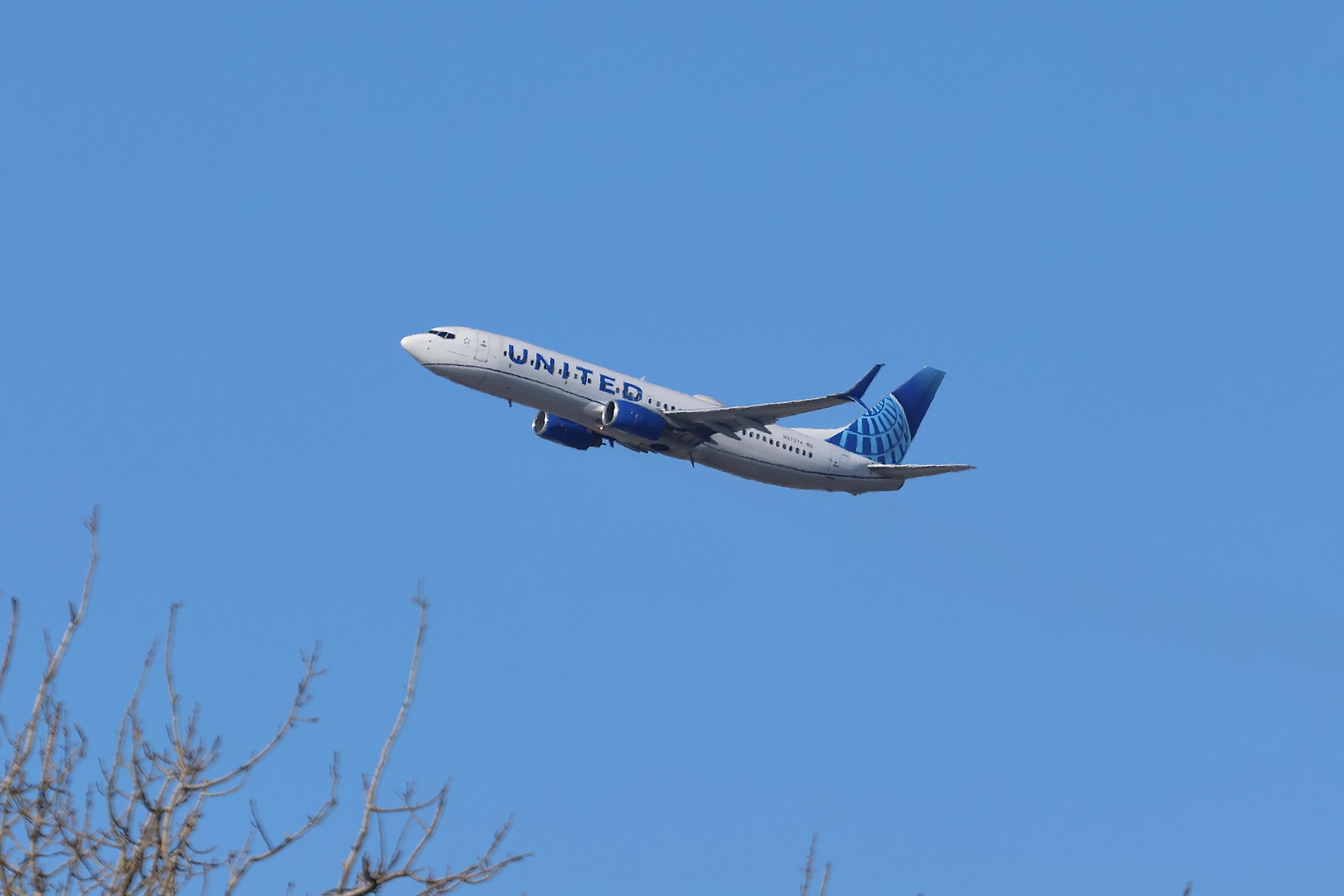 N37274 @ KORD - B738 United Airlines Boeing 737-824 N37274 departing 28R kORD - by MarkKalfas