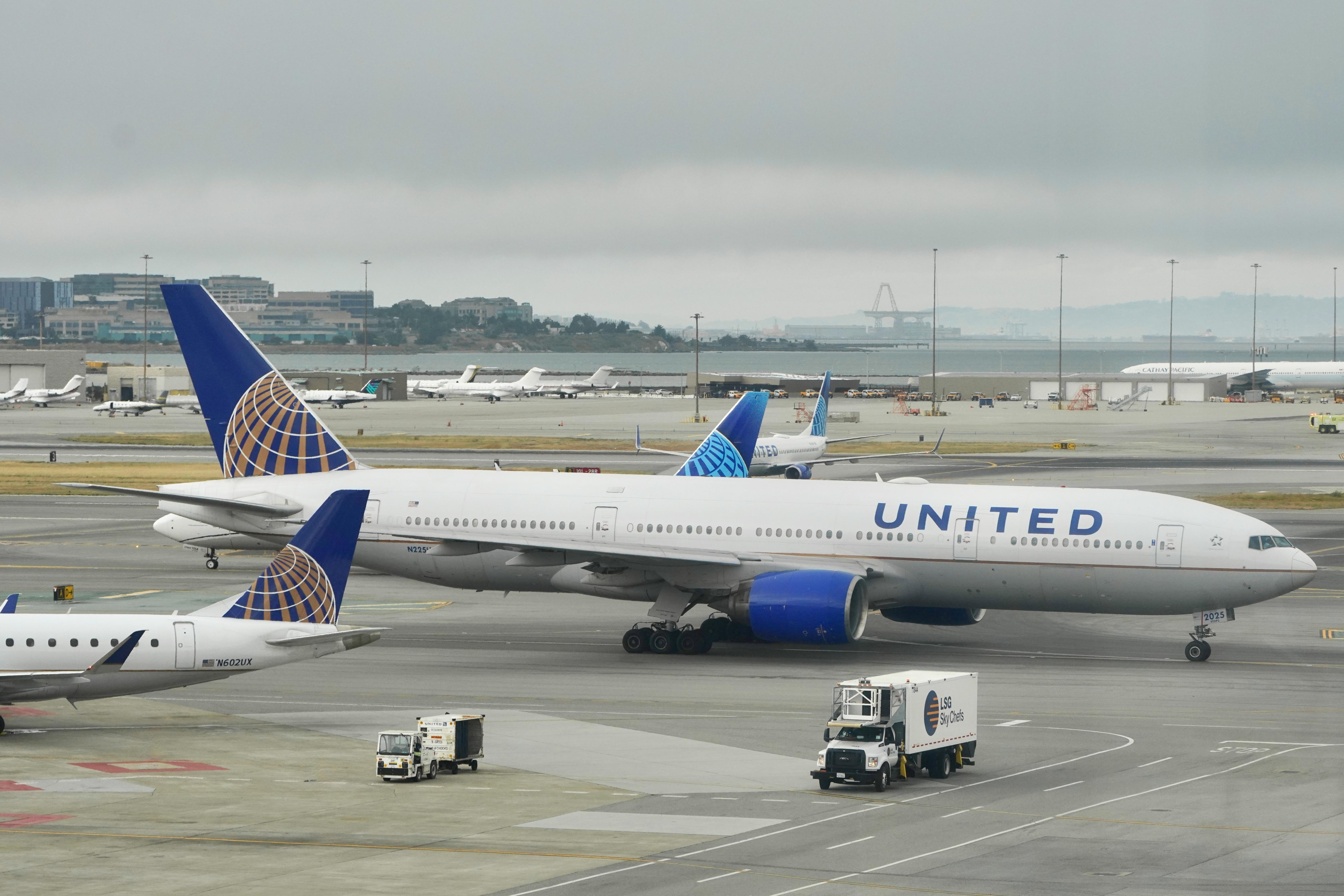 N225UA photo, click to enlarge