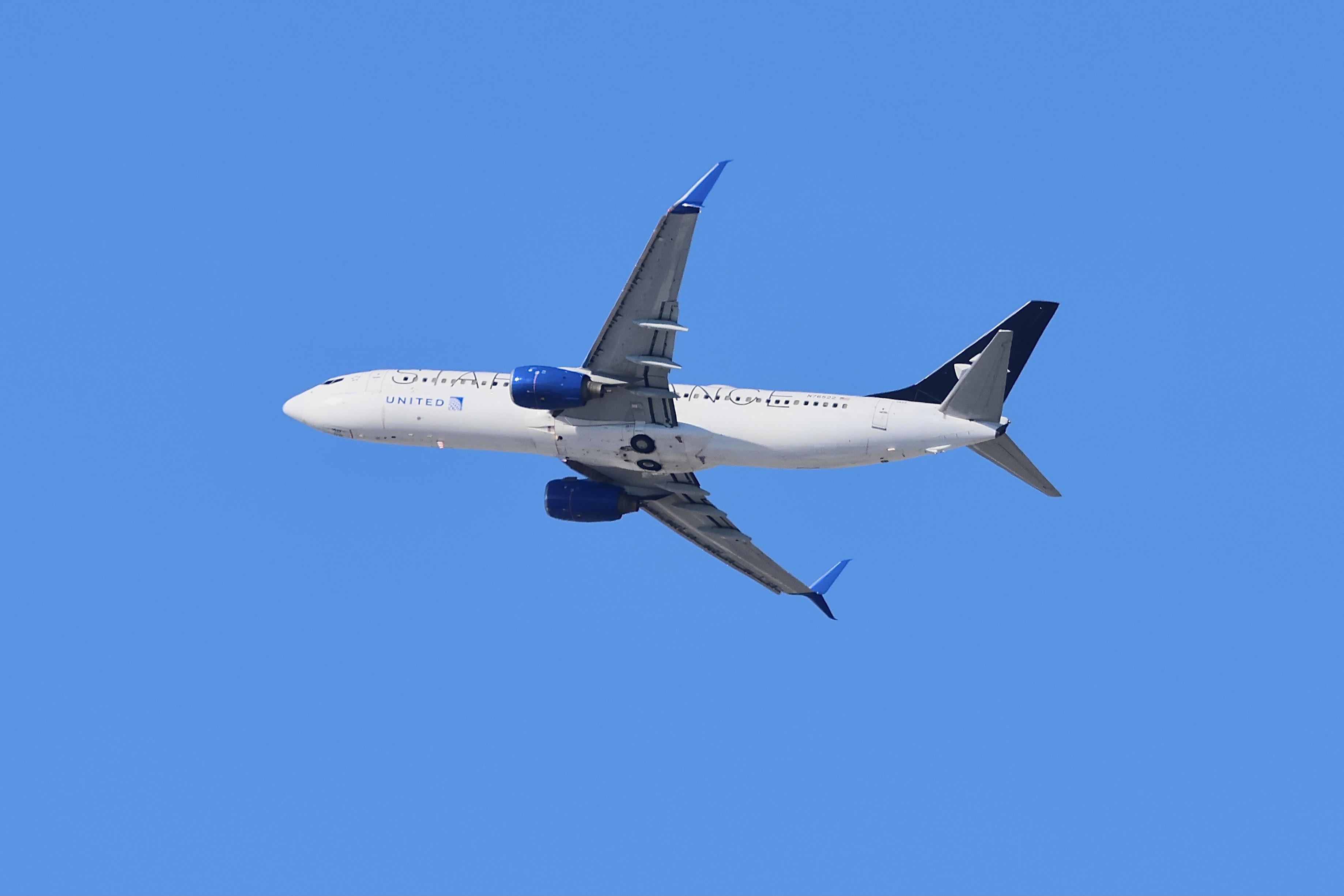 N76522 @ KORD - B738 United Airlines Boeing 737-824 N76522 departing 27L KORD - by MarkKalfas