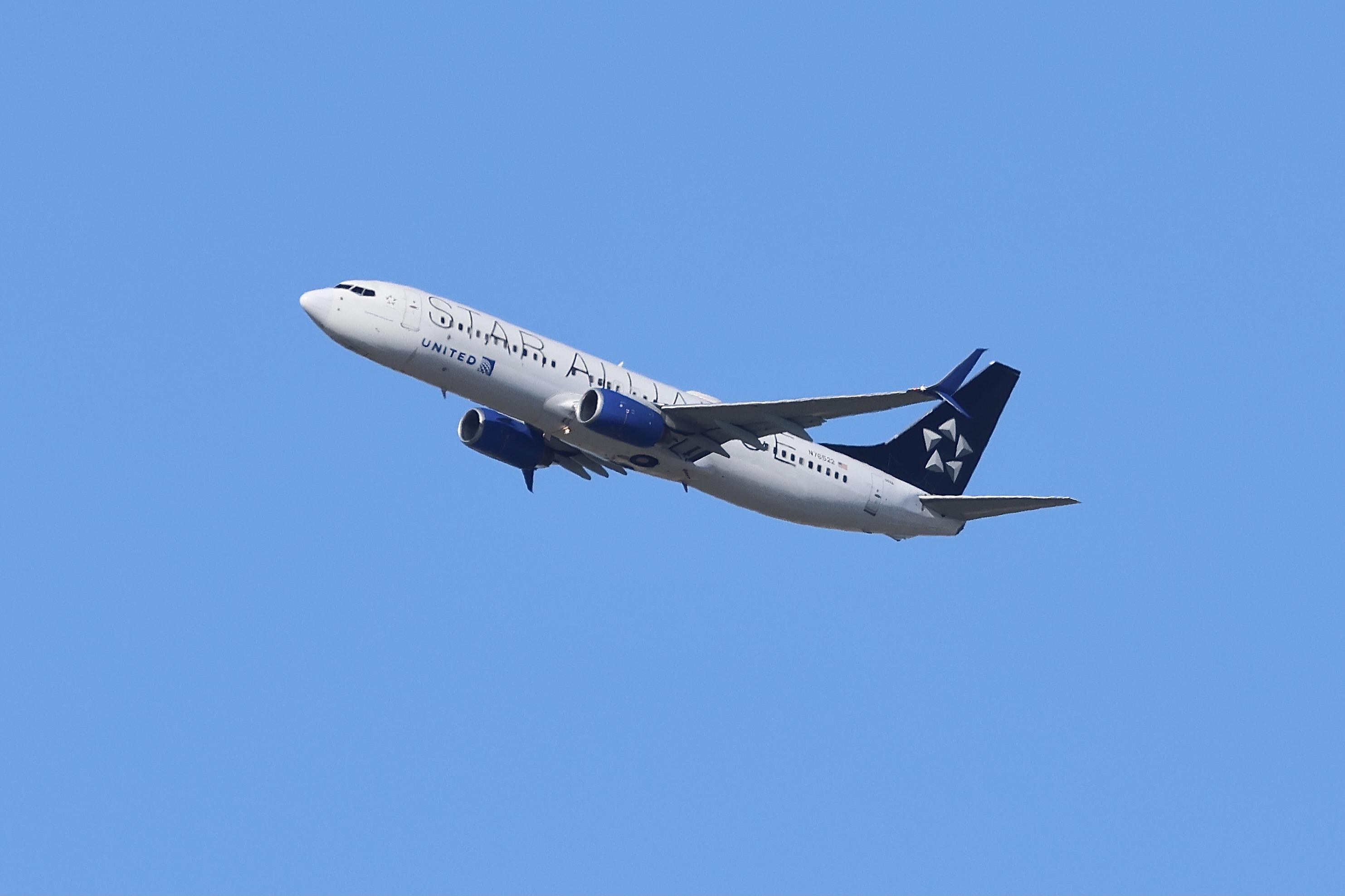 N76522 @ KORD - B738 United Airlines Boeing 737-824 N76522 departing 27L KORD - by MarkKalfas