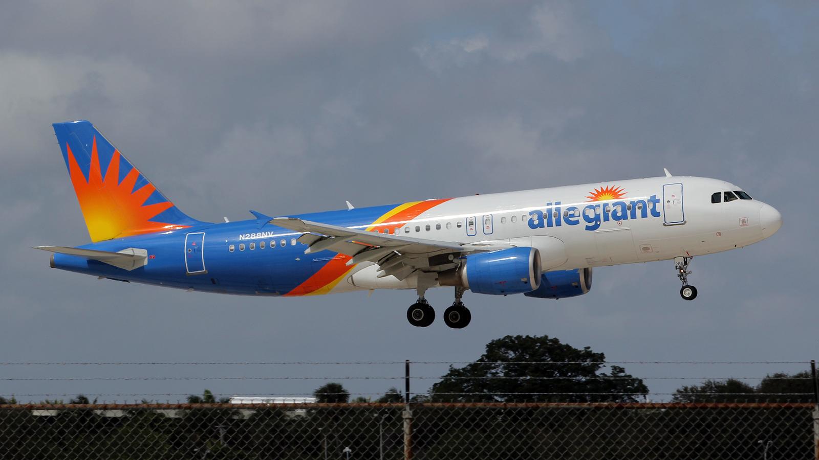 N288NV @ FLL - at fll - by Ronald