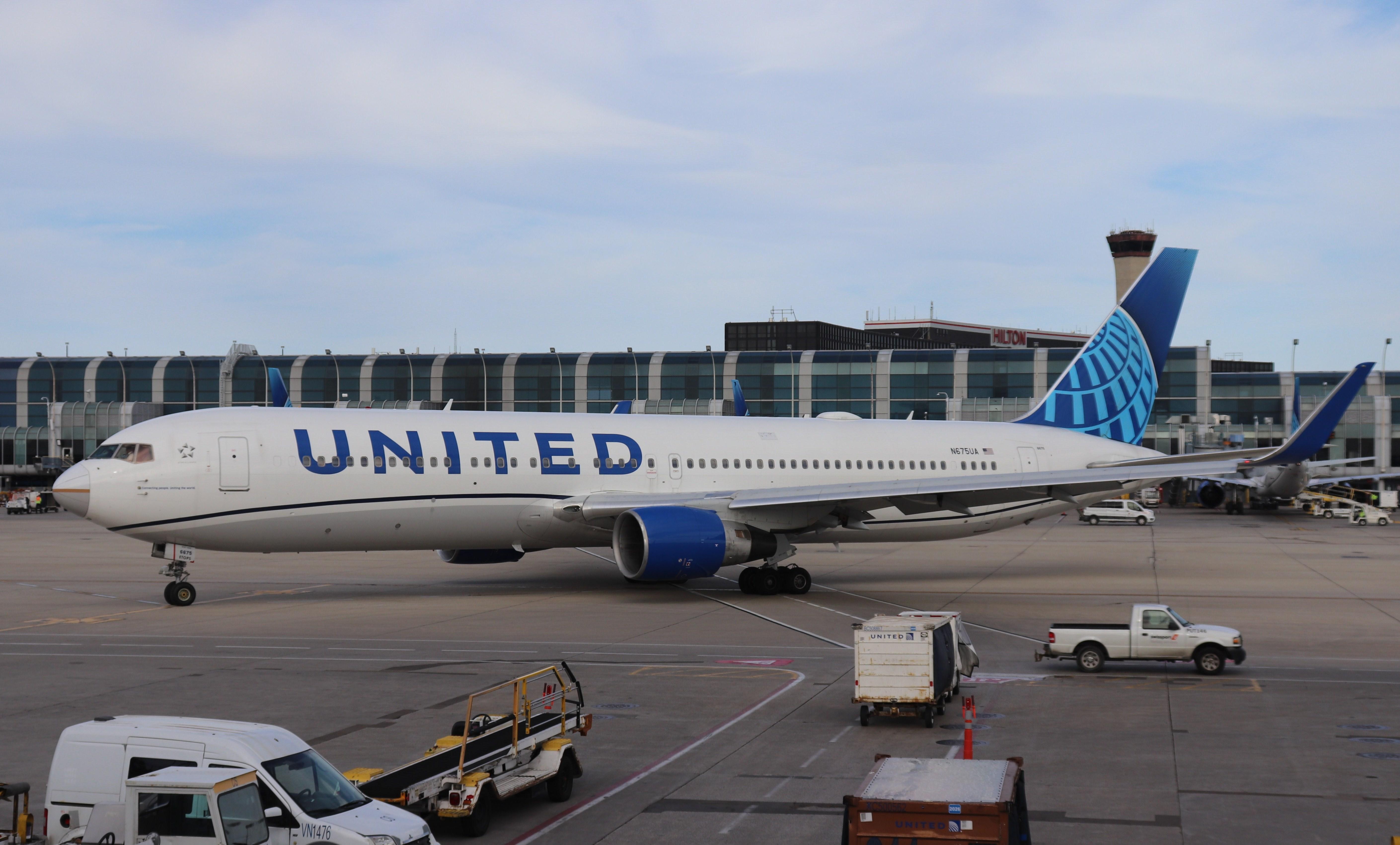 N675UA @ KORD - Boeing 767-322 - by MarkPasqualino