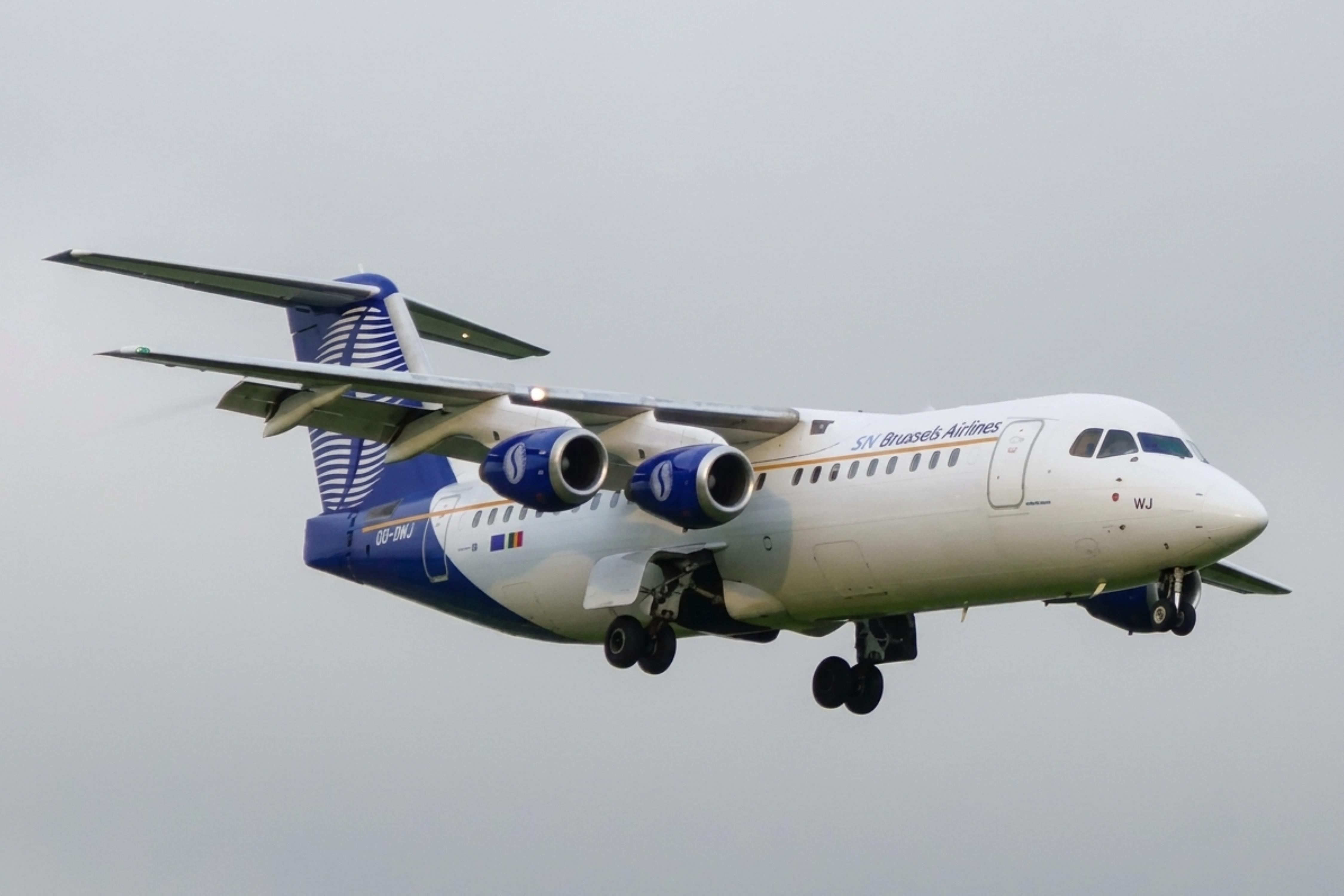 OO-DWJ @ EGCC - OO-DWJ 1999 Avro RJ-100 SN Brussels MAN 
 - by PhilR
