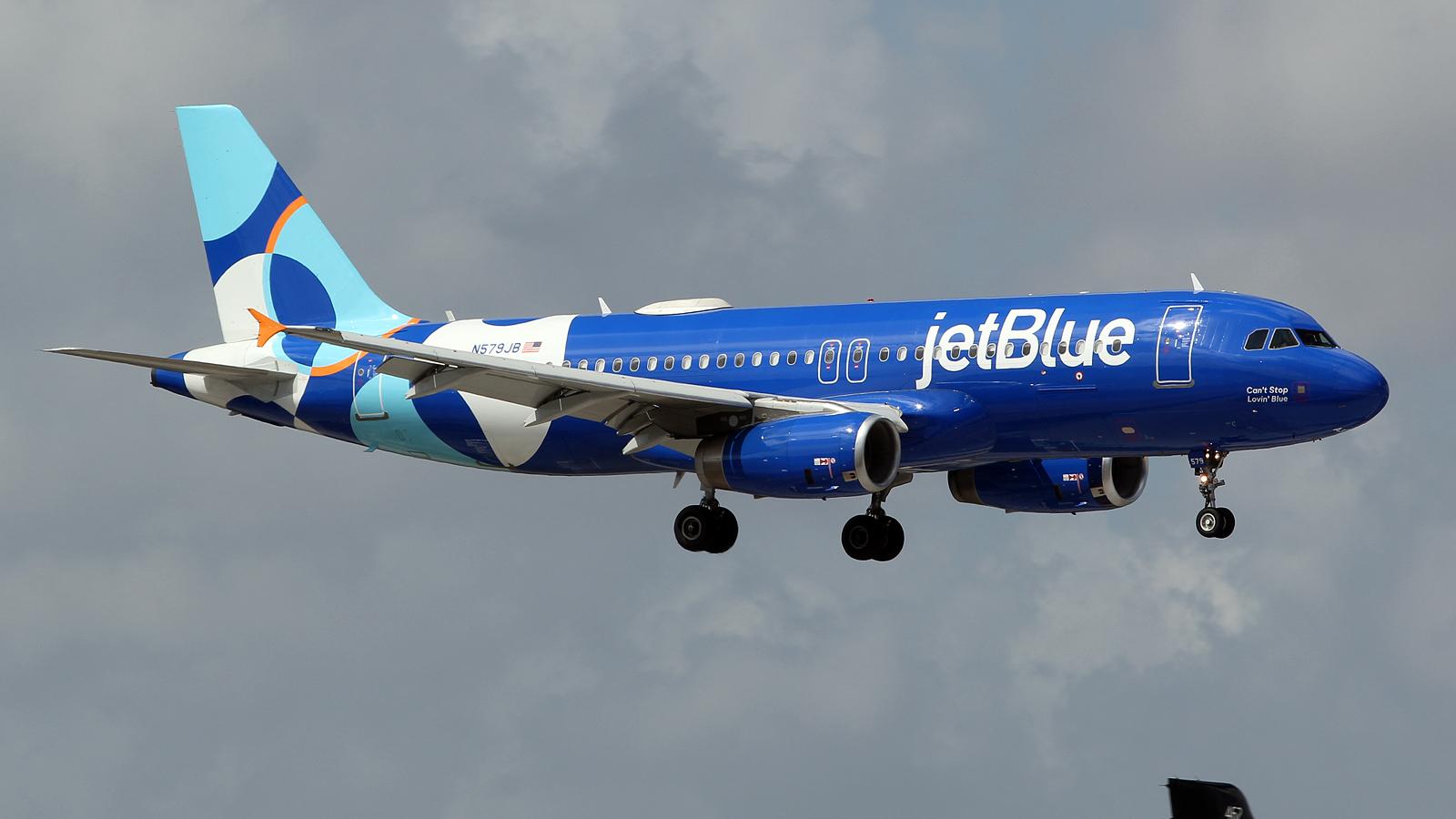 N579JB @ FLL - at fll - by Ronald