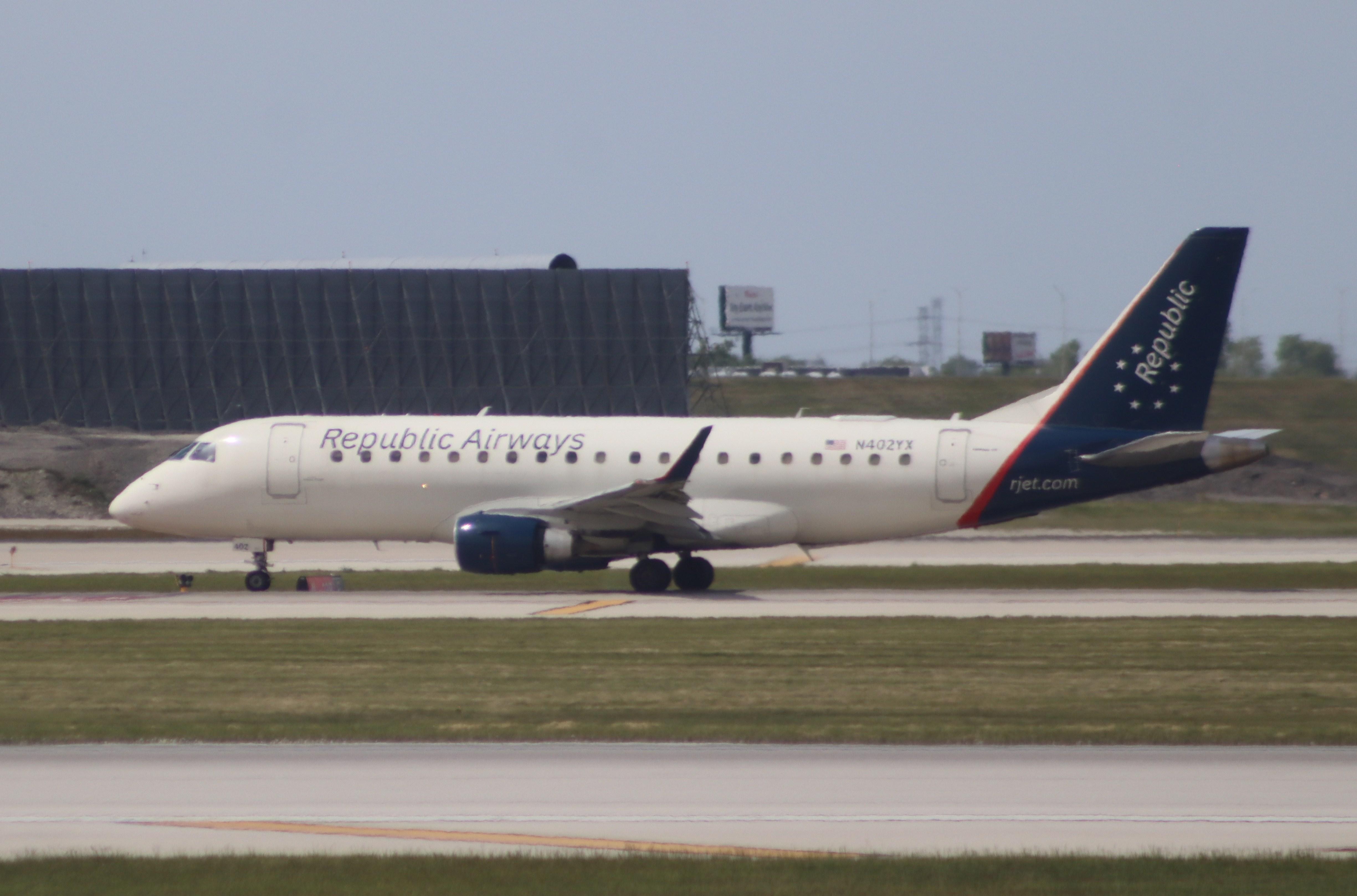 N402YX @ KORD - ERJ-170-200LR - by MarkPasqualino
