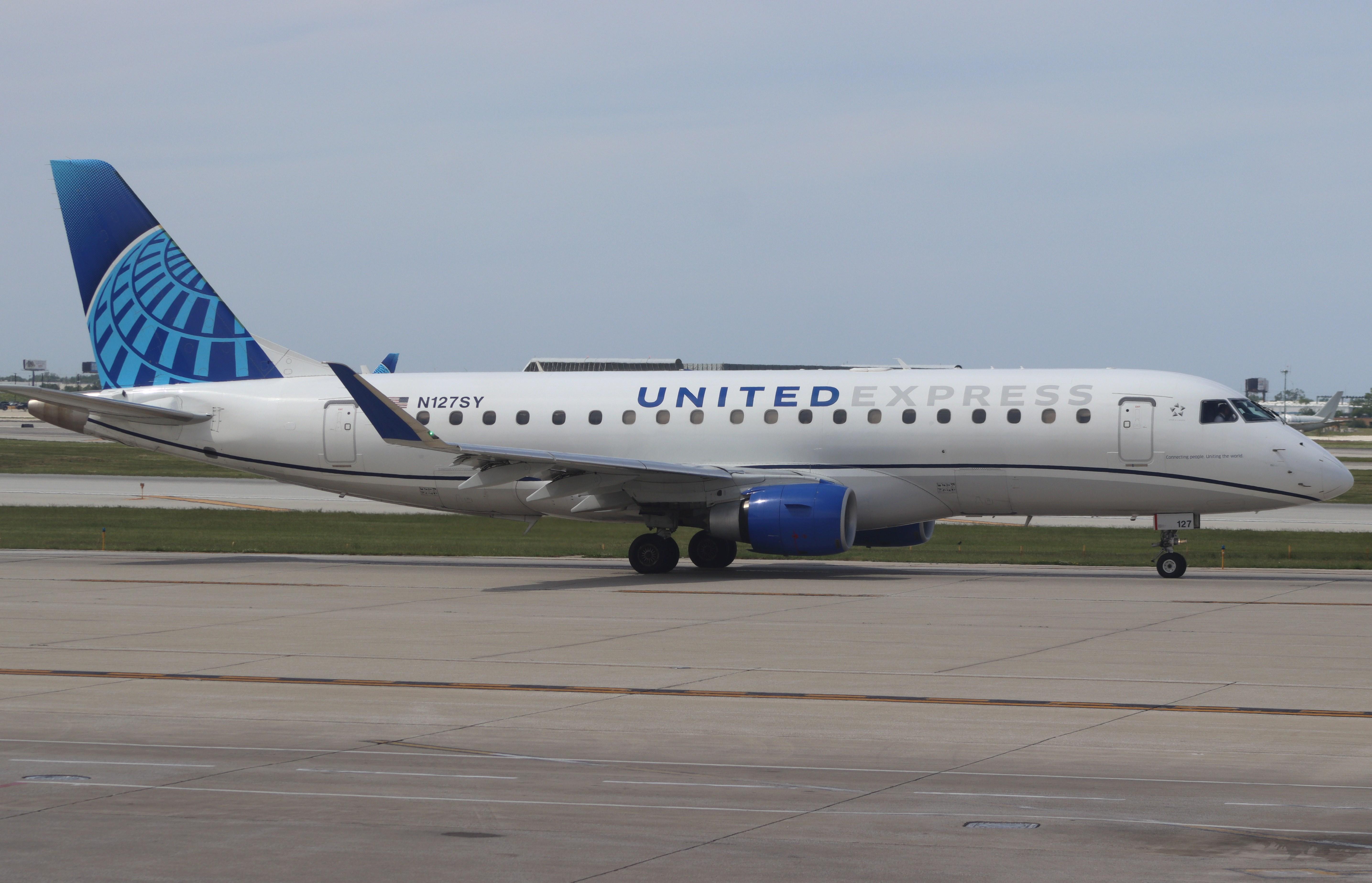 N127SY @ KORD - ERJ-170-200LR - by MarkPasqualino