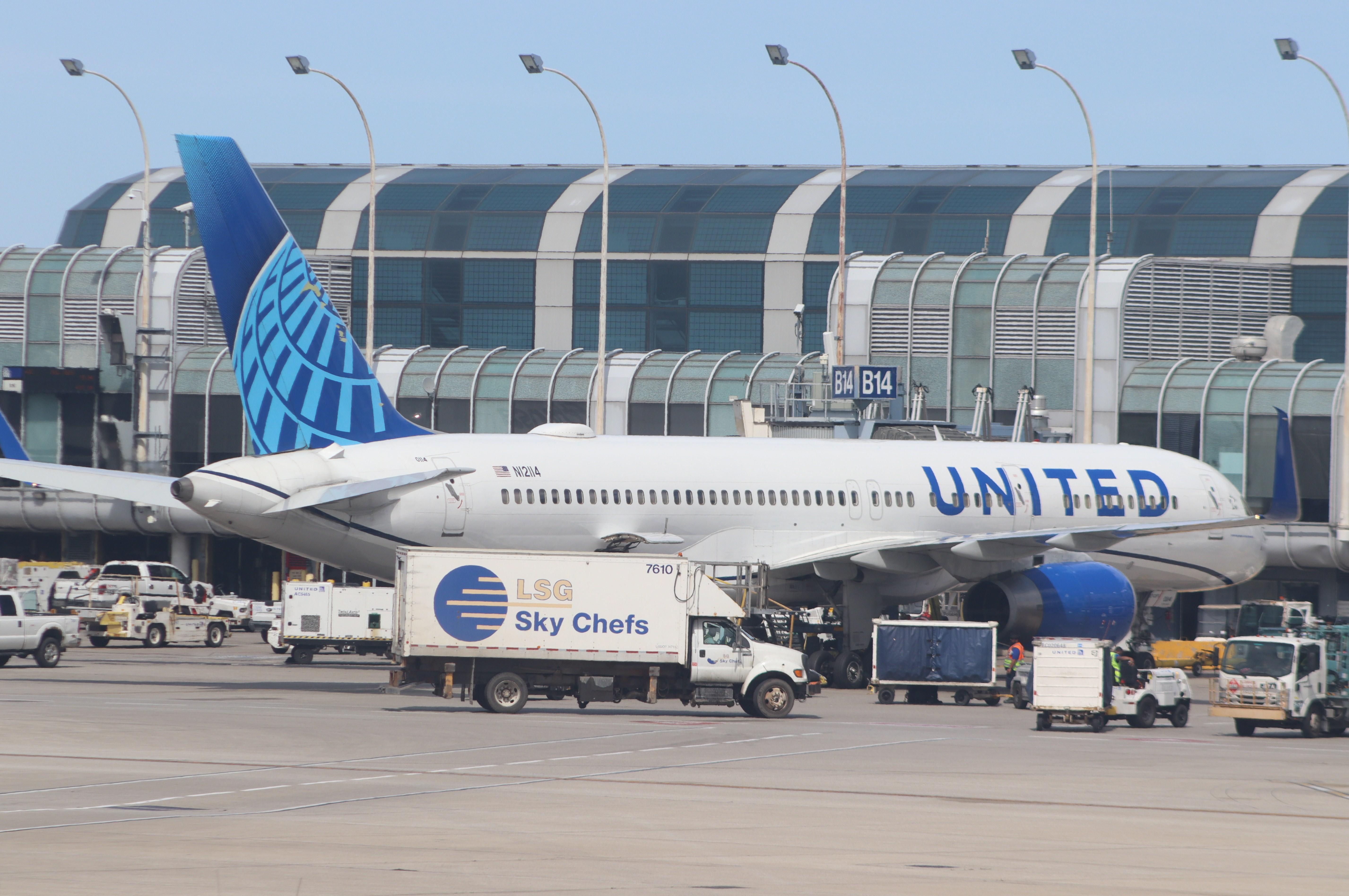 N12114 @ KORD - Boeing 757-224 - by MarkPasqualino