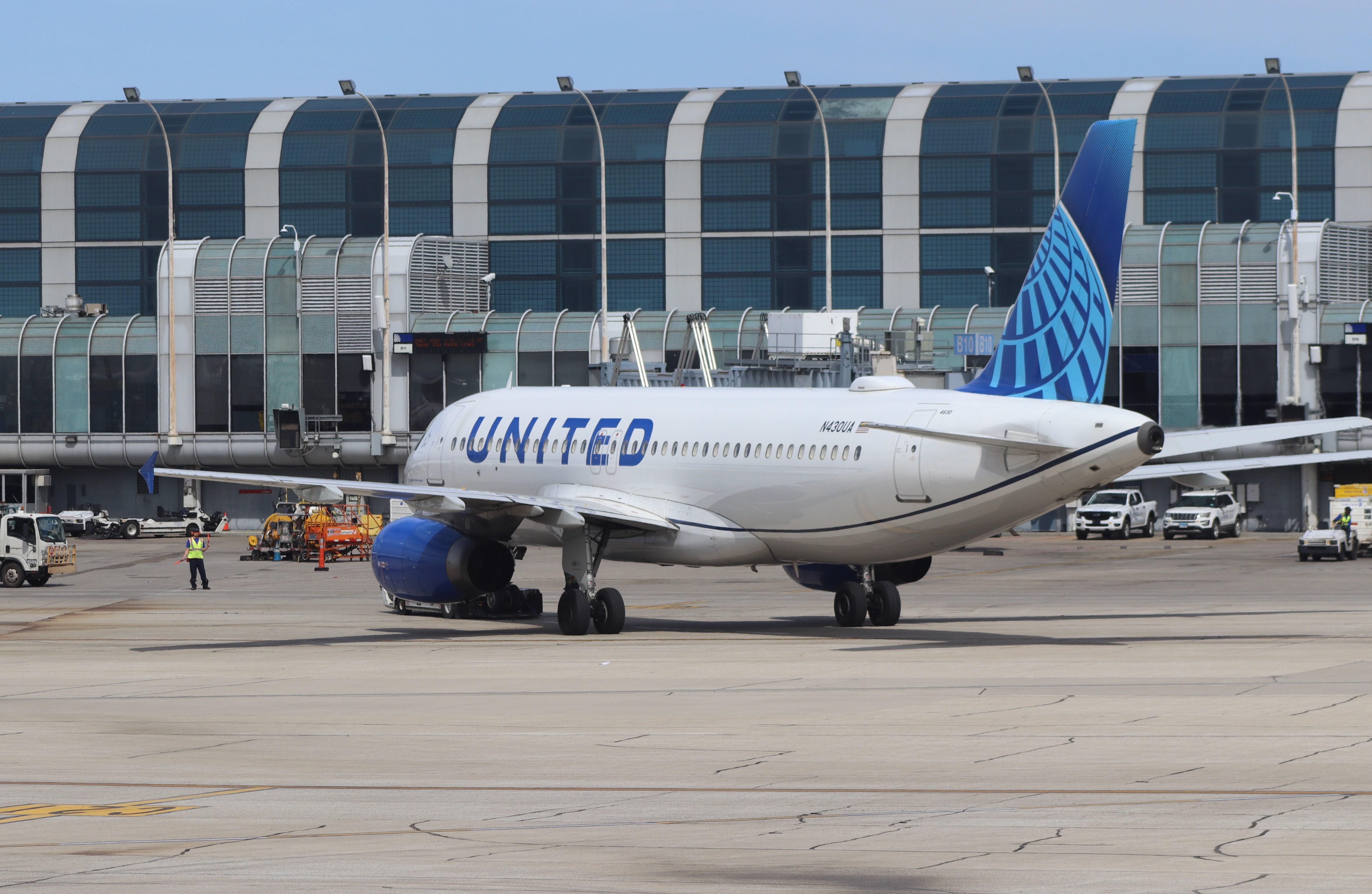 N430UA @ KORD - Airbus A320-232 - by MarkPasqualino