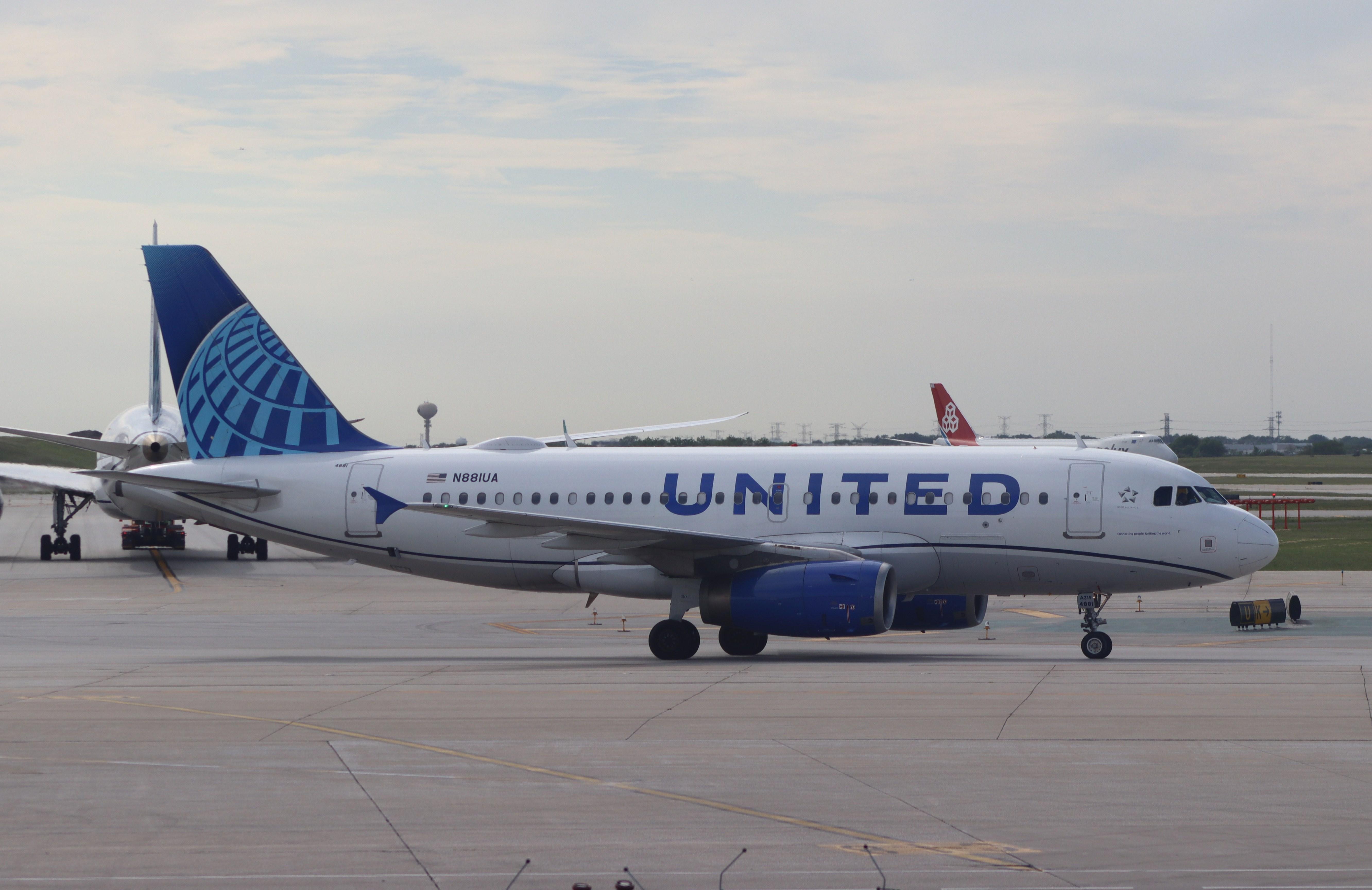 N881UA @ KORD - Airbus A319-132 - by MarkPasqualino