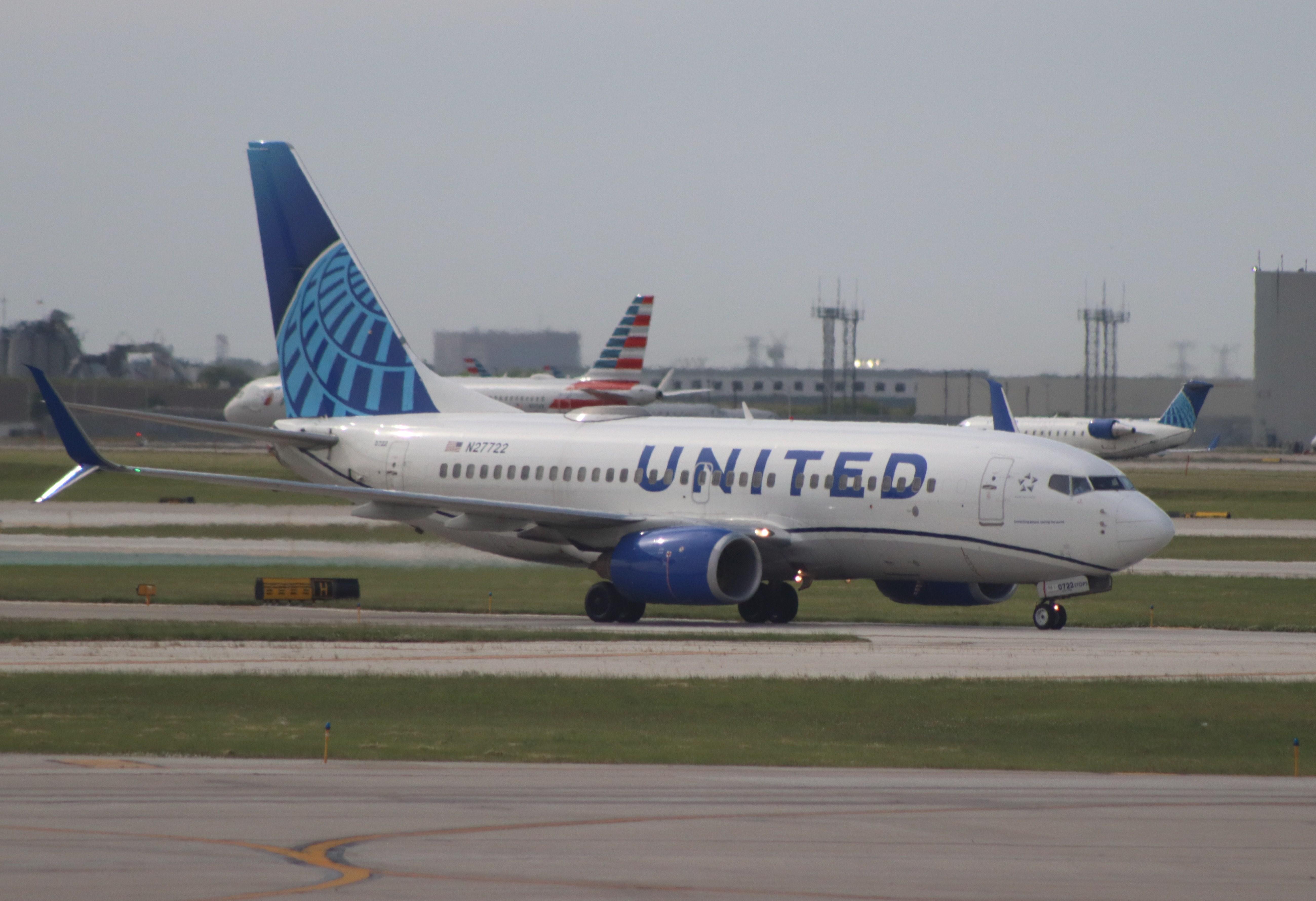 N27722 @ KORD - Boeing 737-724 - by MarkPasqualino