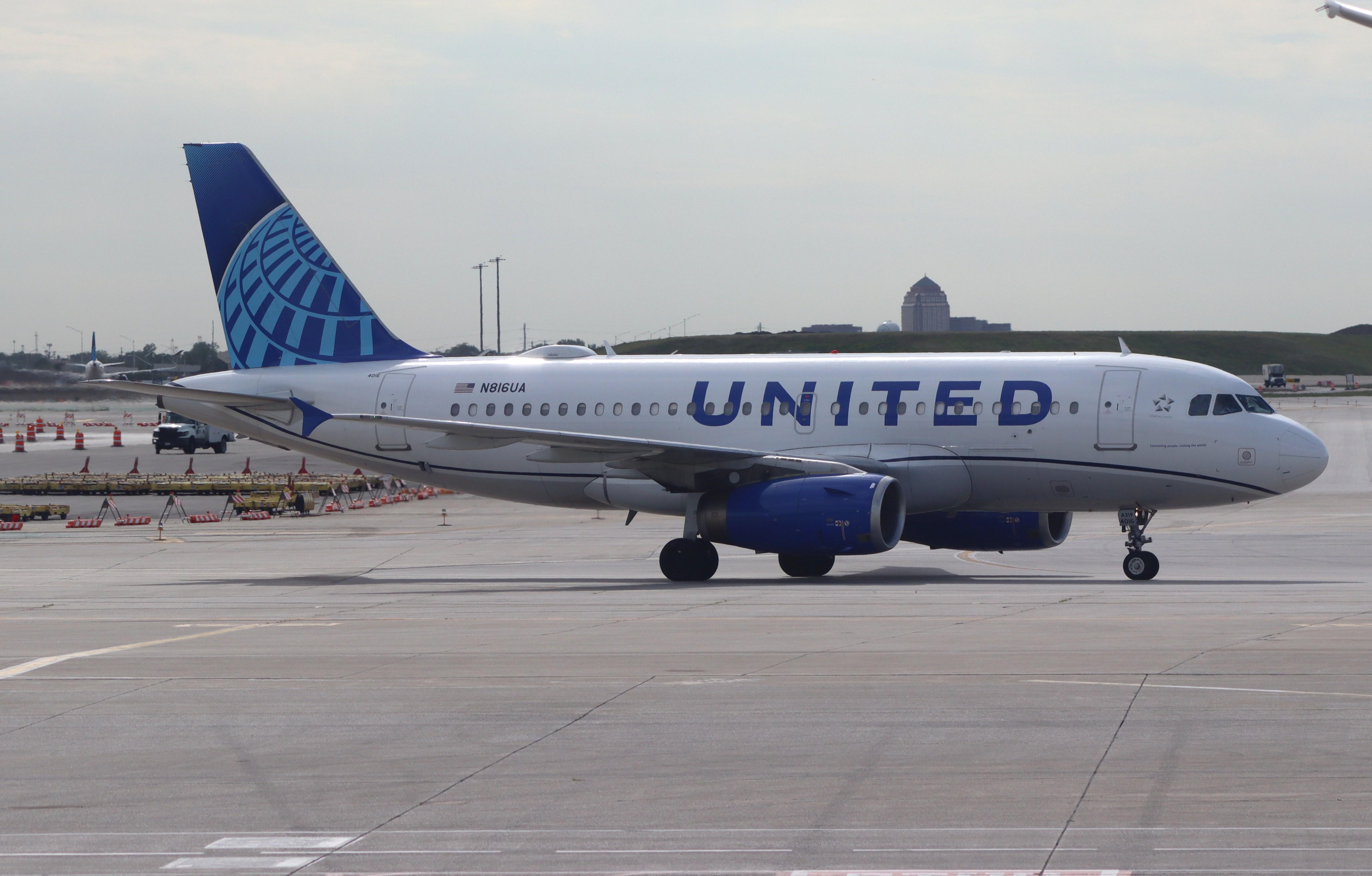 N816UA @ KORD - Airbus A319-131 - by MarkPasqualino