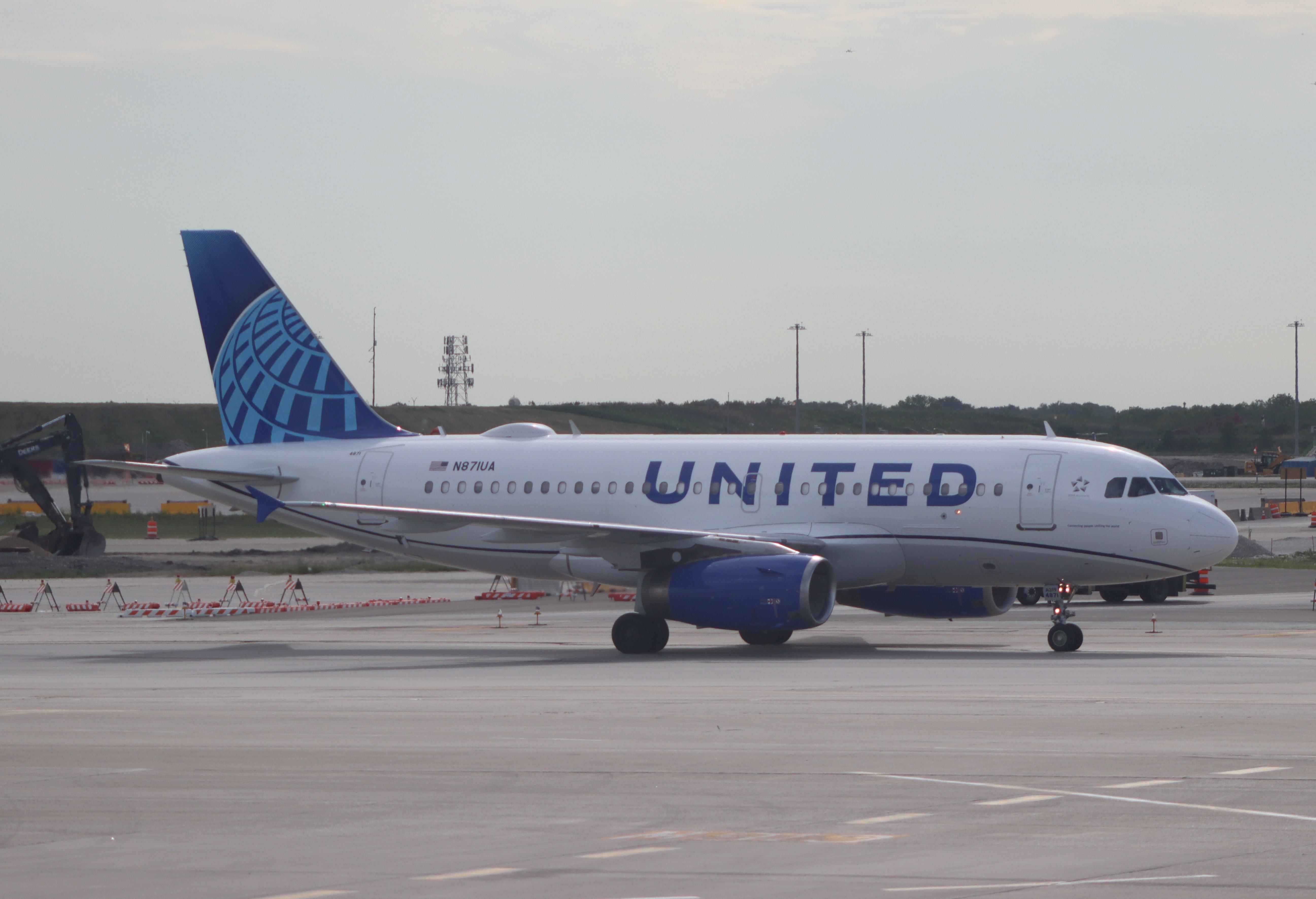 N871UA @ KORD - Airbus A319-132 - by MarkPasqualino
