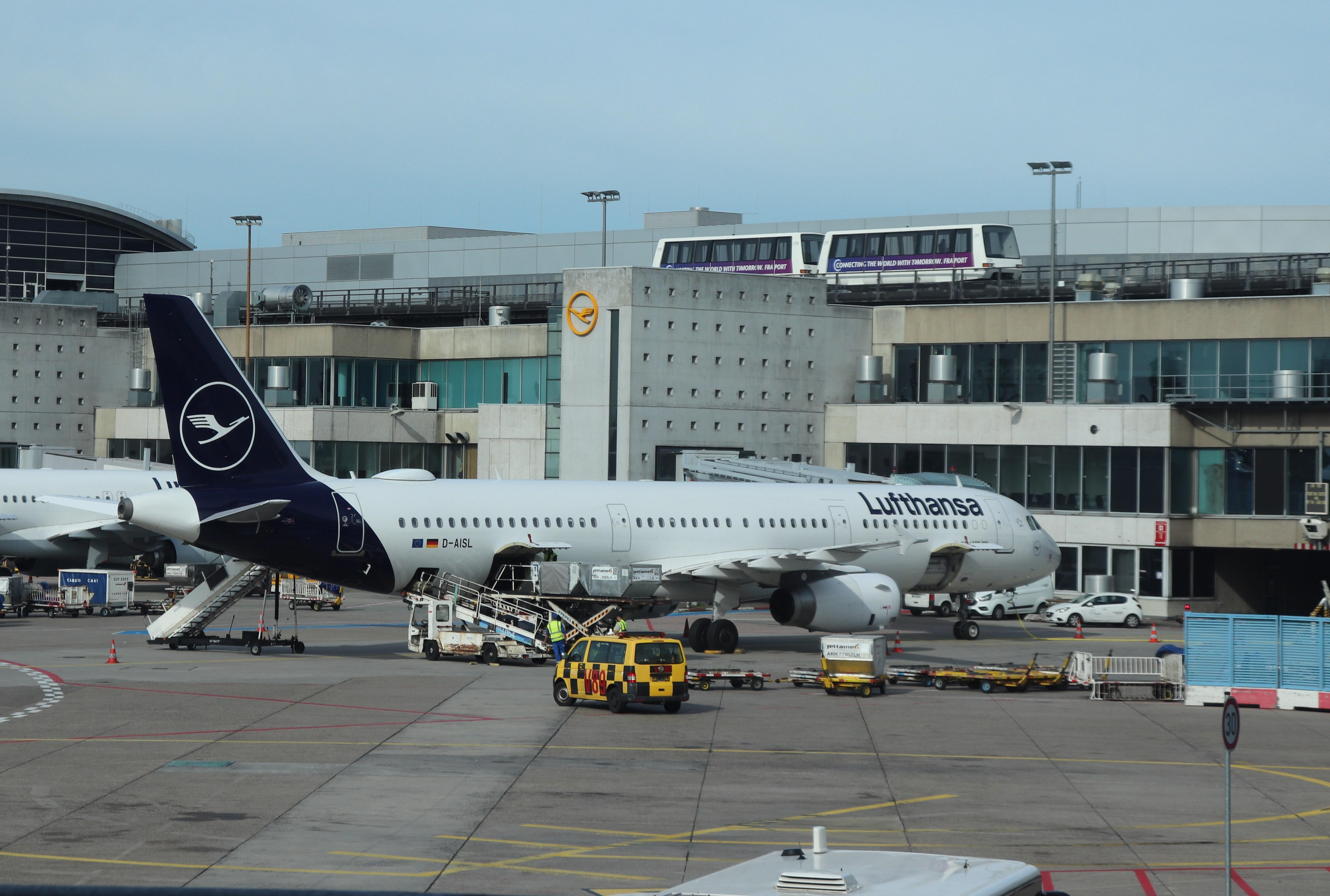 D-AISL @ EDDF - Airbus A321-231 - by MarkPasqualino