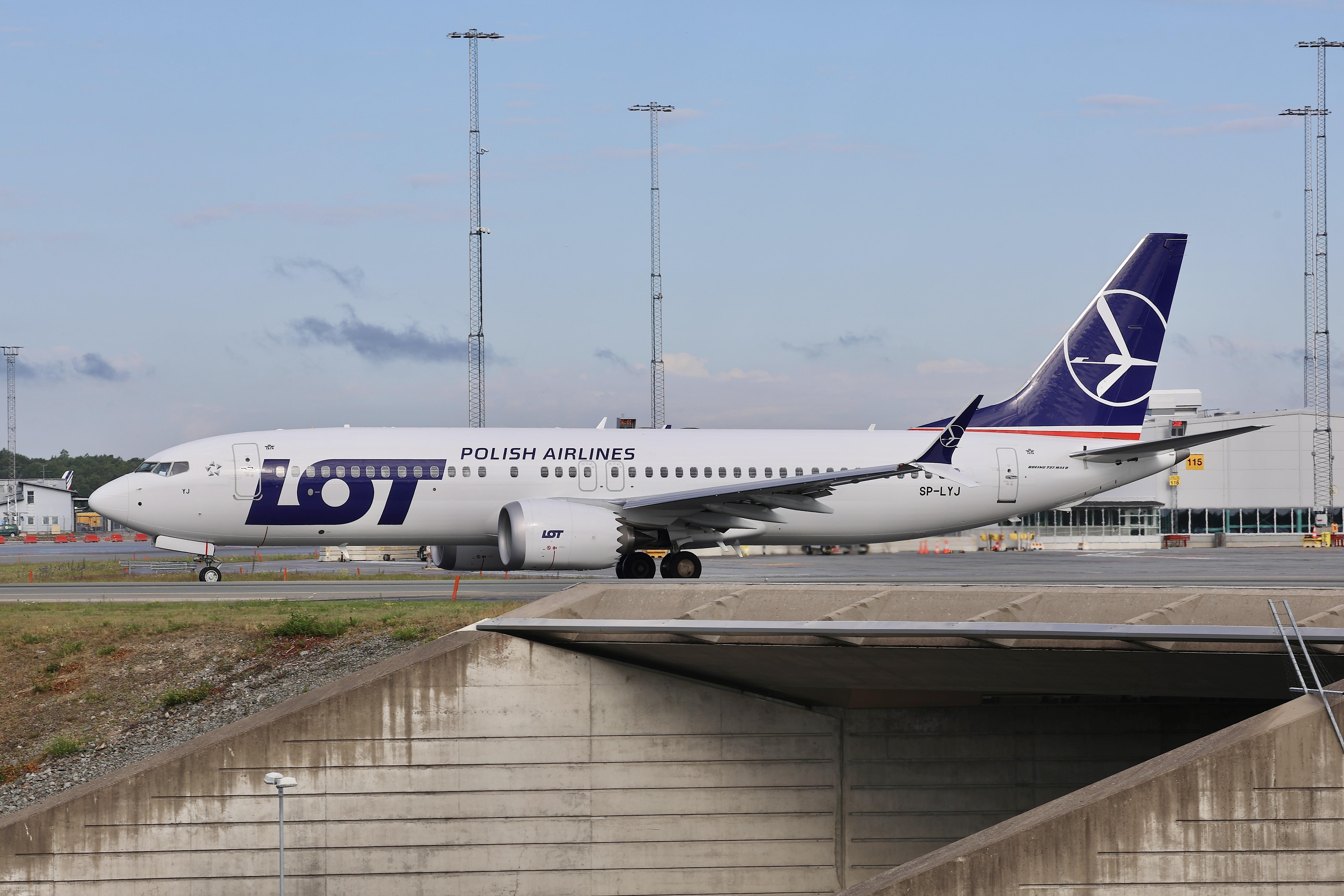 SP-LYJ @ ESSA - Twy U - by wijken