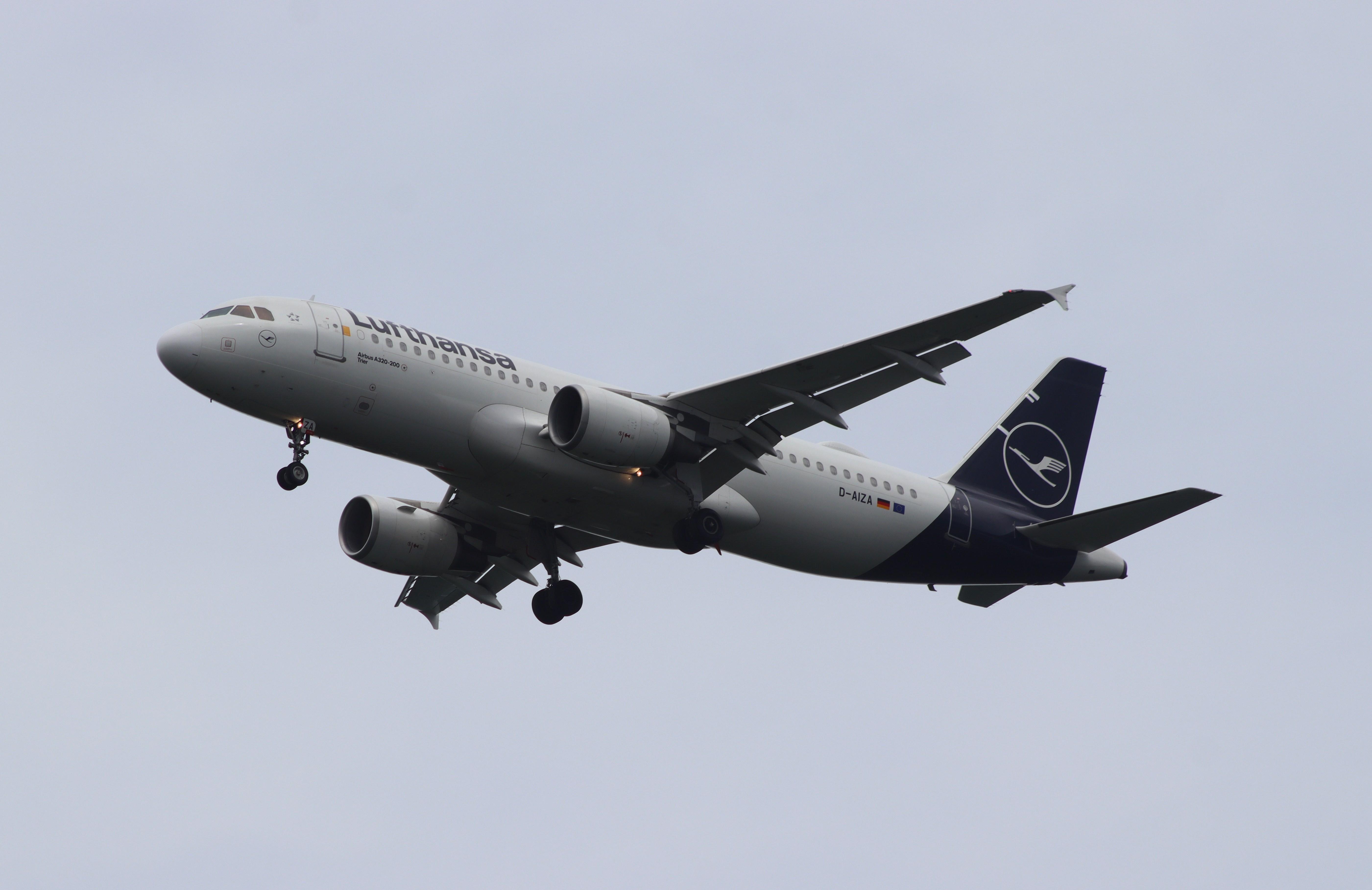 D-AIZA @ EDDF - Airbus A320-214 - by MarkPasqualino