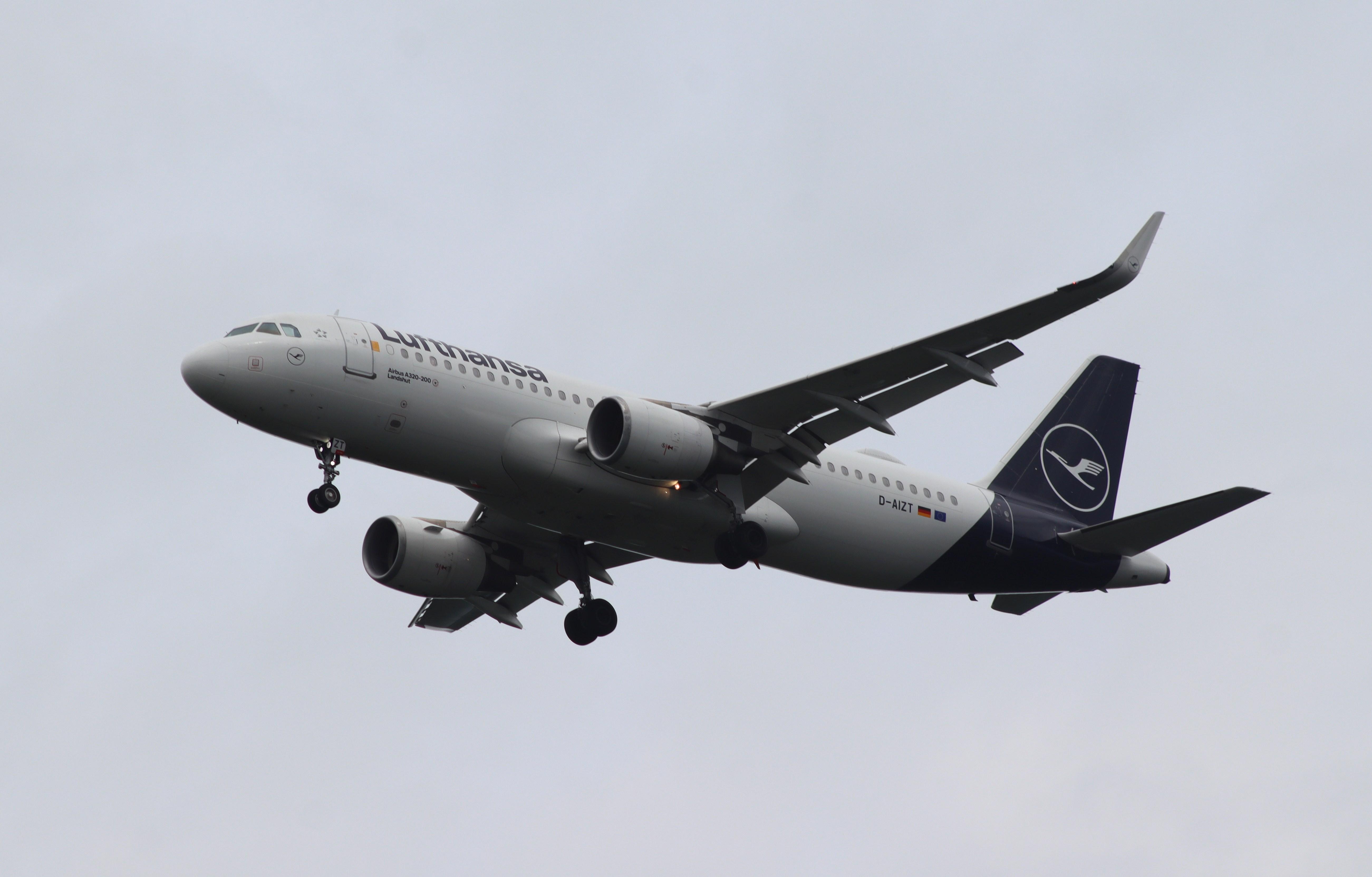 D-AIZT @ EDDF - Airbus A320-214 - by MarkPasqualino