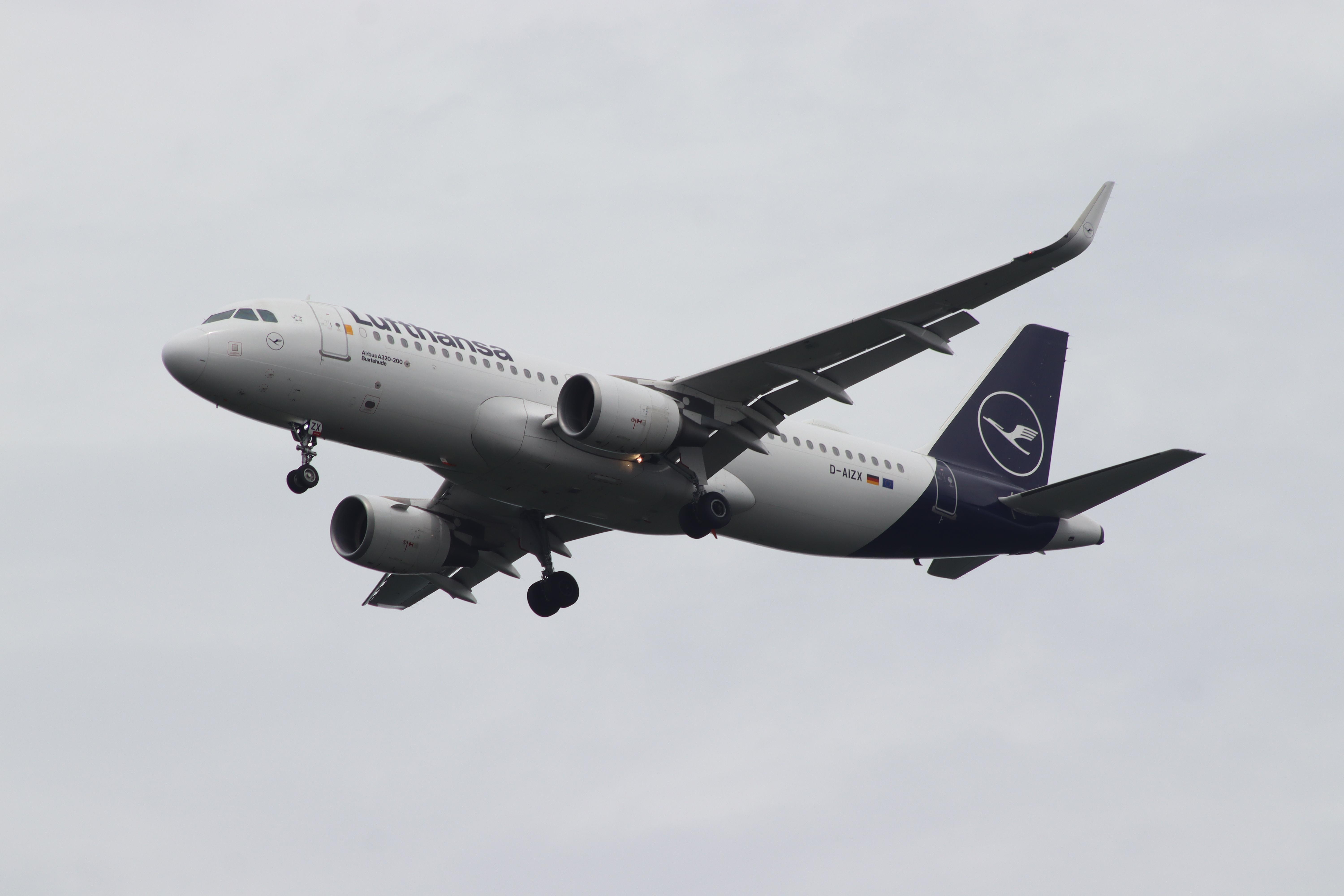 D-AIZX @ EDDF - Airbus A320-214 - by MarkPasqualino