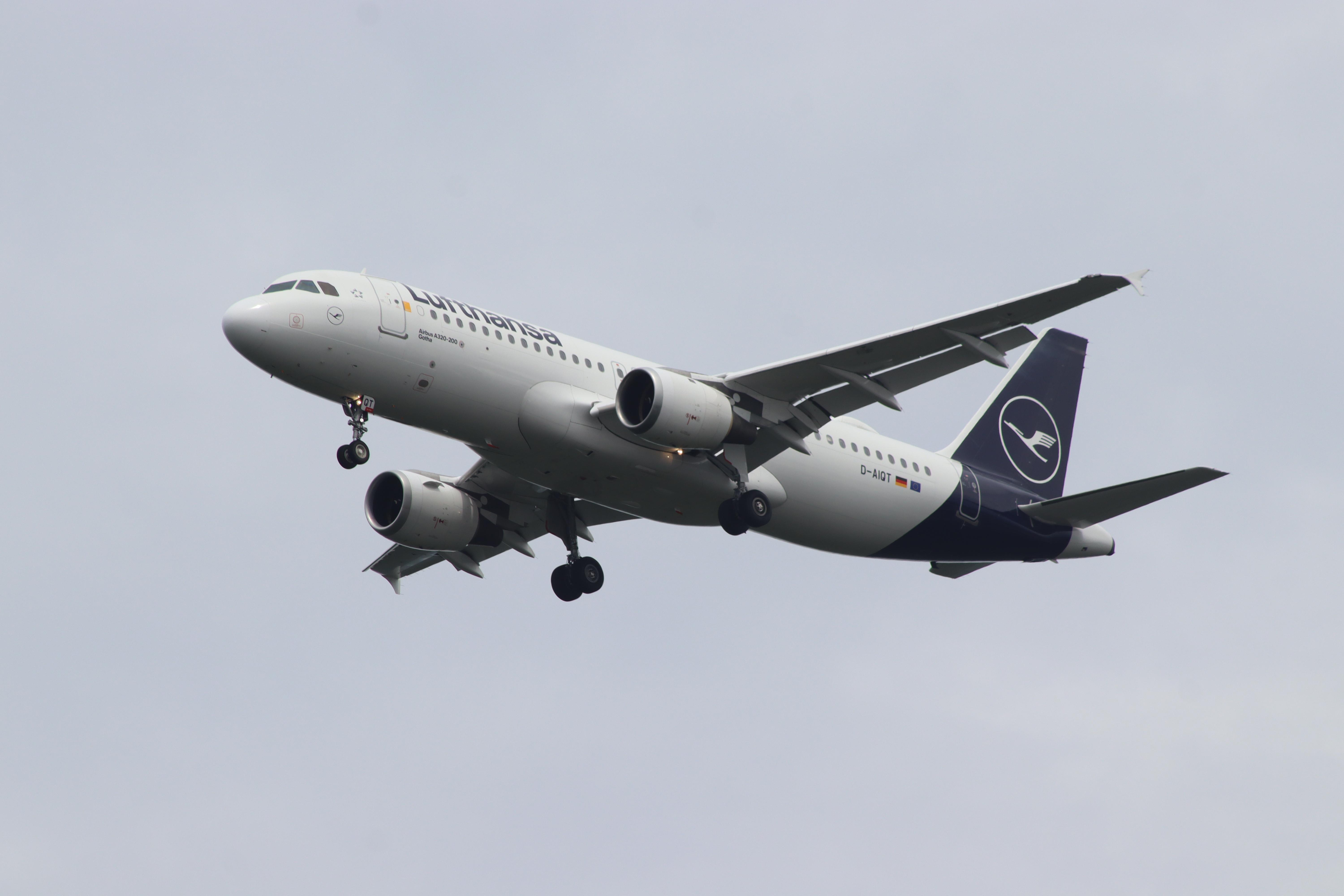 D-AIQT @ EDDF - Airbus A320-211 - by MarkPasqualino