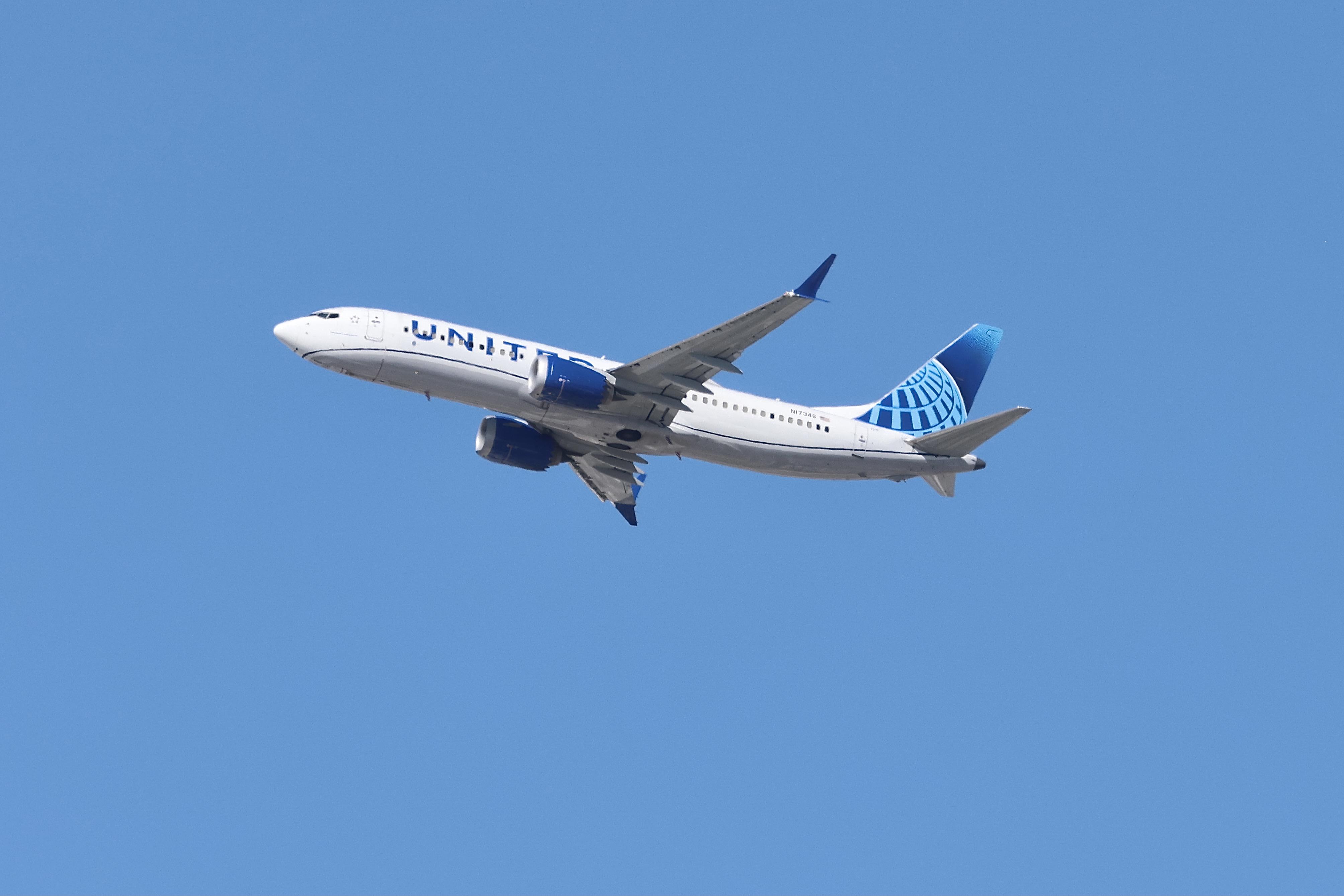 N17346 @ KORD - B38M United Boeing 737-8 MAX N17346 departing 27L KORD - by MarkKalfas