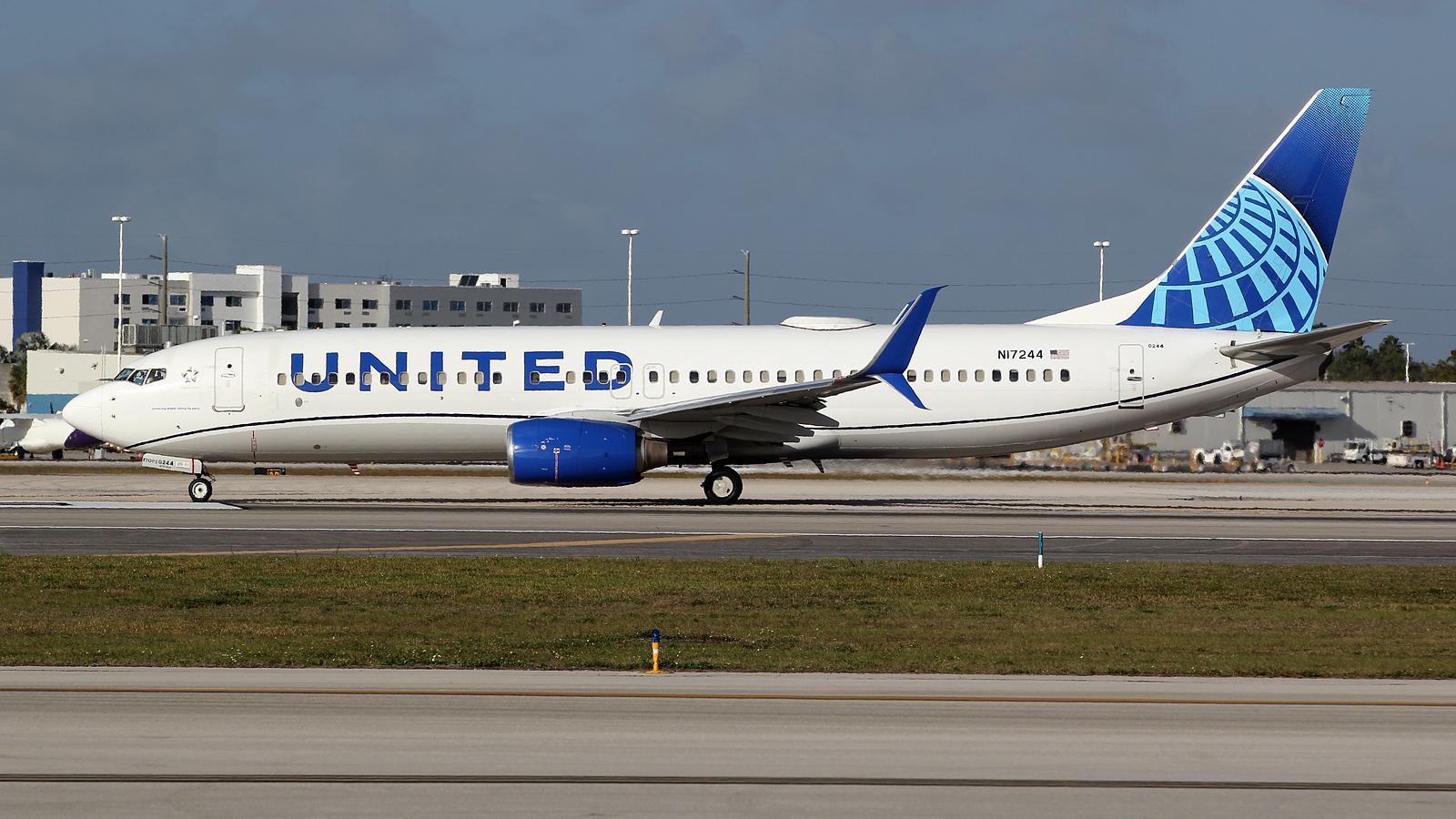 N17244 @ KMIA - at mia - by Ronald